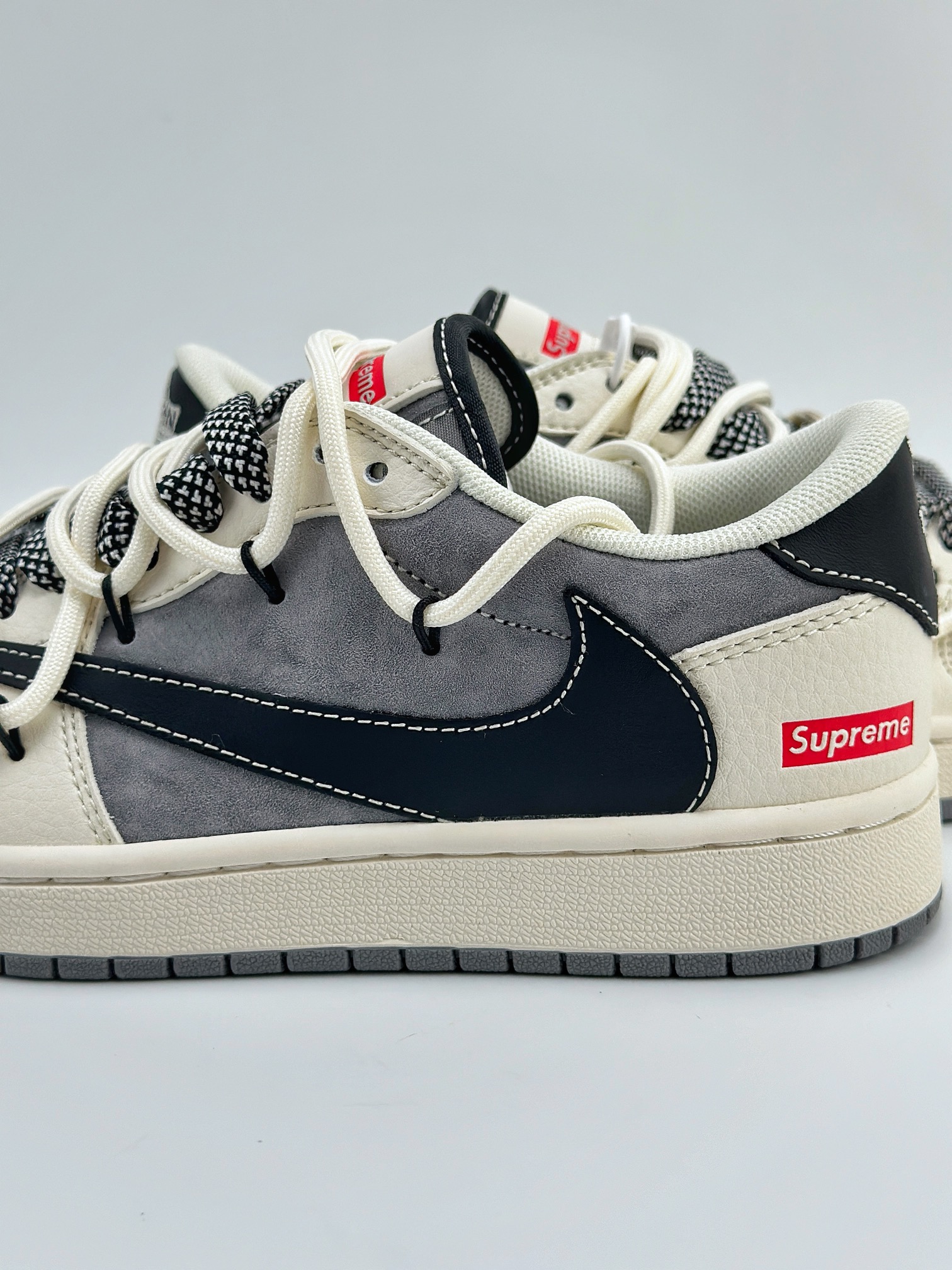 Travis Scott x Nike Air Jordan 1 Low x Supreme 三方联名 Air Jordan 1 Low 反转米灰黑绑带倒钩 SJ0086-132