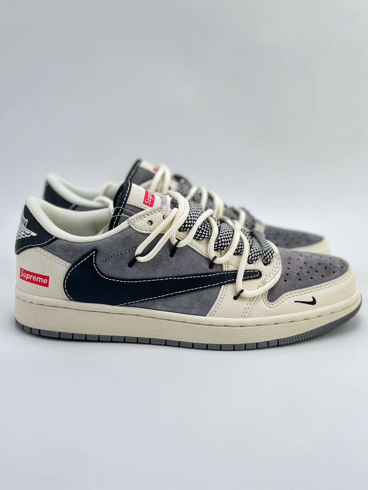 Travis Scott x Nike Air Jordan 1 Low x Supreme 三方联名 Air Jordan 1 Low 反转米灰黑绑带倒钩 SJ0086-132