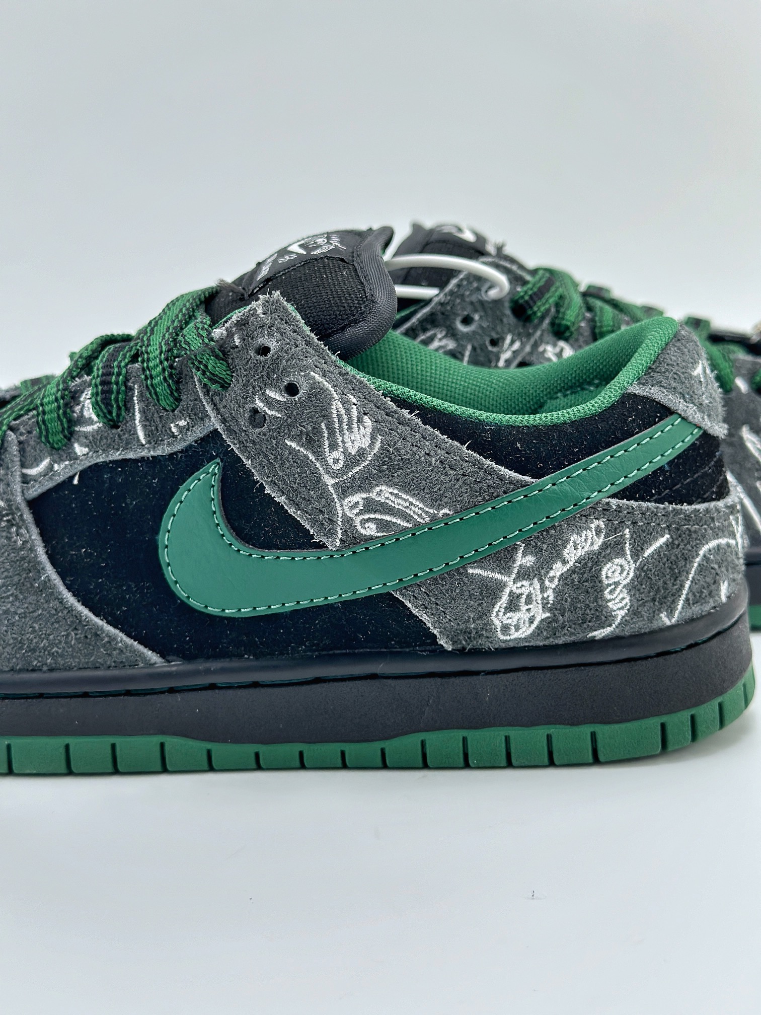 NIKE SB Dunk Low x There Skateboards 黑绿 HF7743-001