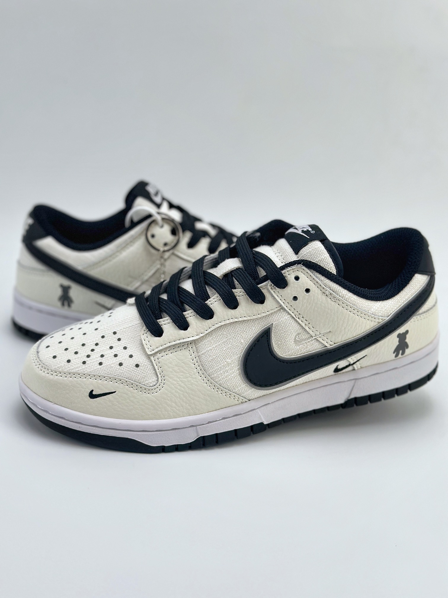 Nike SB Dunk Low x Bearbrick 暴力熊 米白黑三小钩  KK1888-005