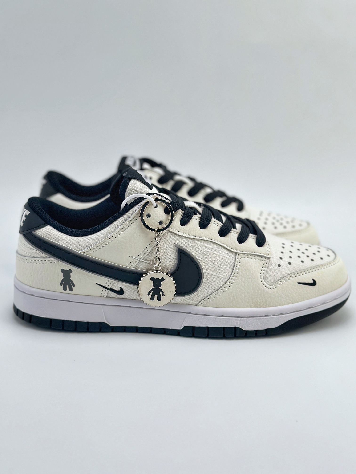 Nike SB Dunk Low x Bearbrick 暴力熊 米白黑三小钩  KK1888-005