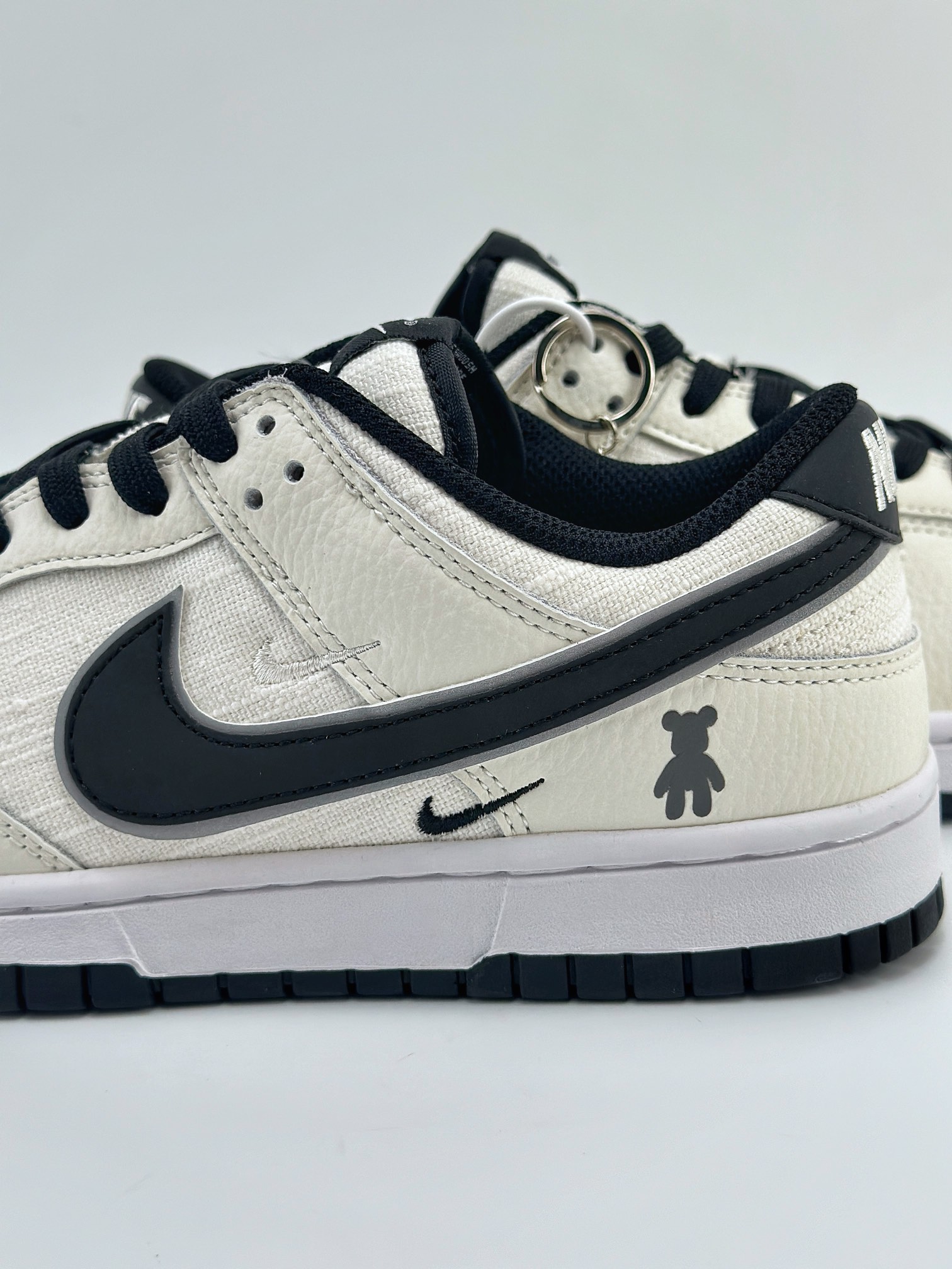 Nike SB Dunk Low x Bearbrick 暴力熊 米白黑三小钩  KK1888-005