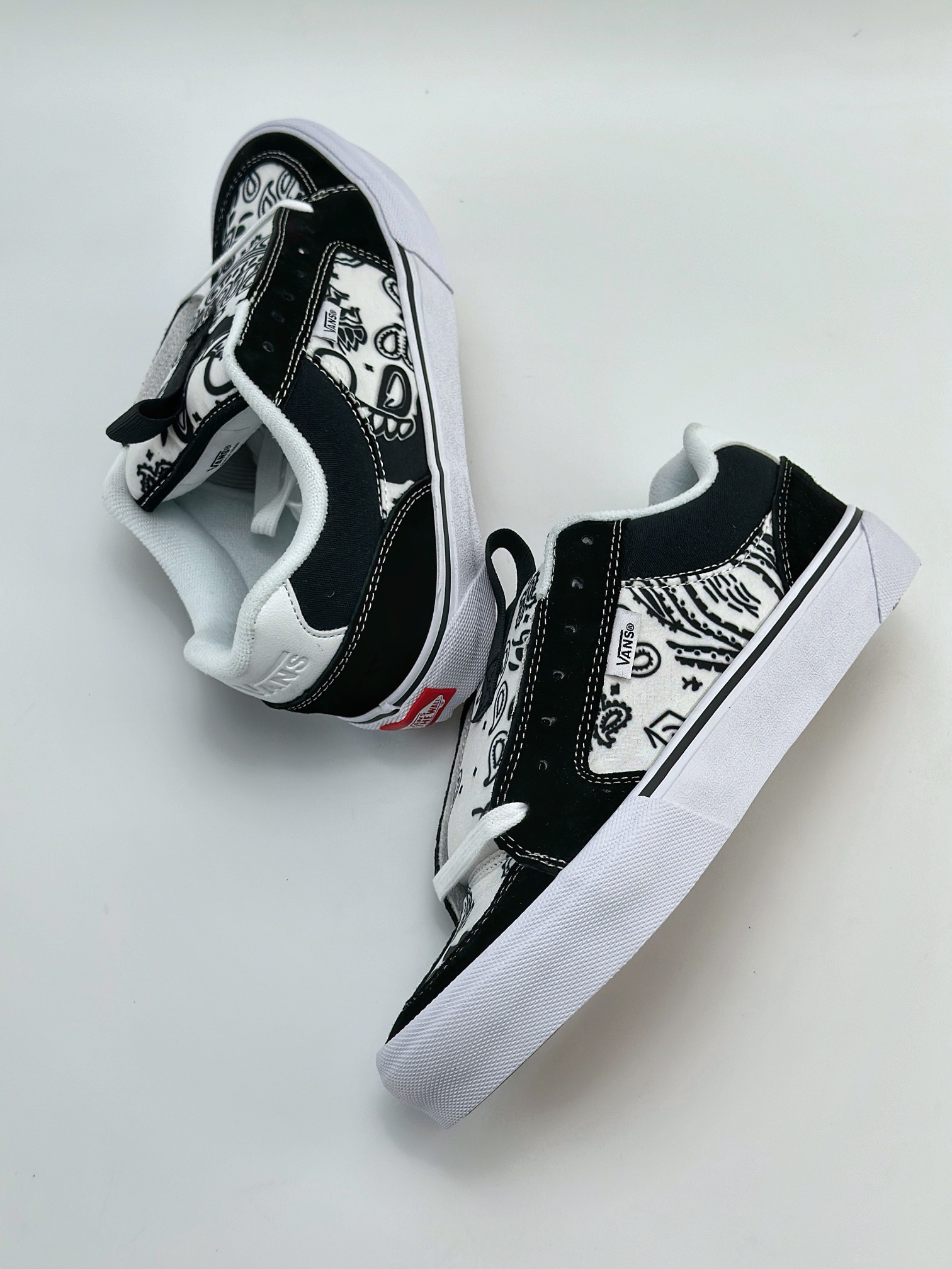 Vans Chukka Push 防滑耐磨 低帮 板鞋 男女同款 黑白腰果花