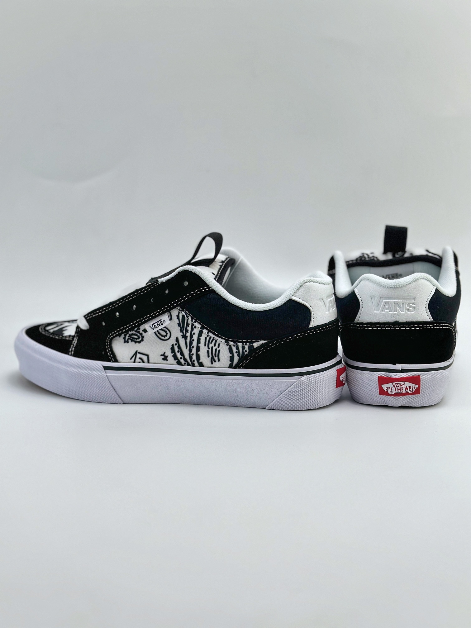 Vans Chukka Push 防滑耐磨 低帮 板鞋 男女同款 黑白腰果花