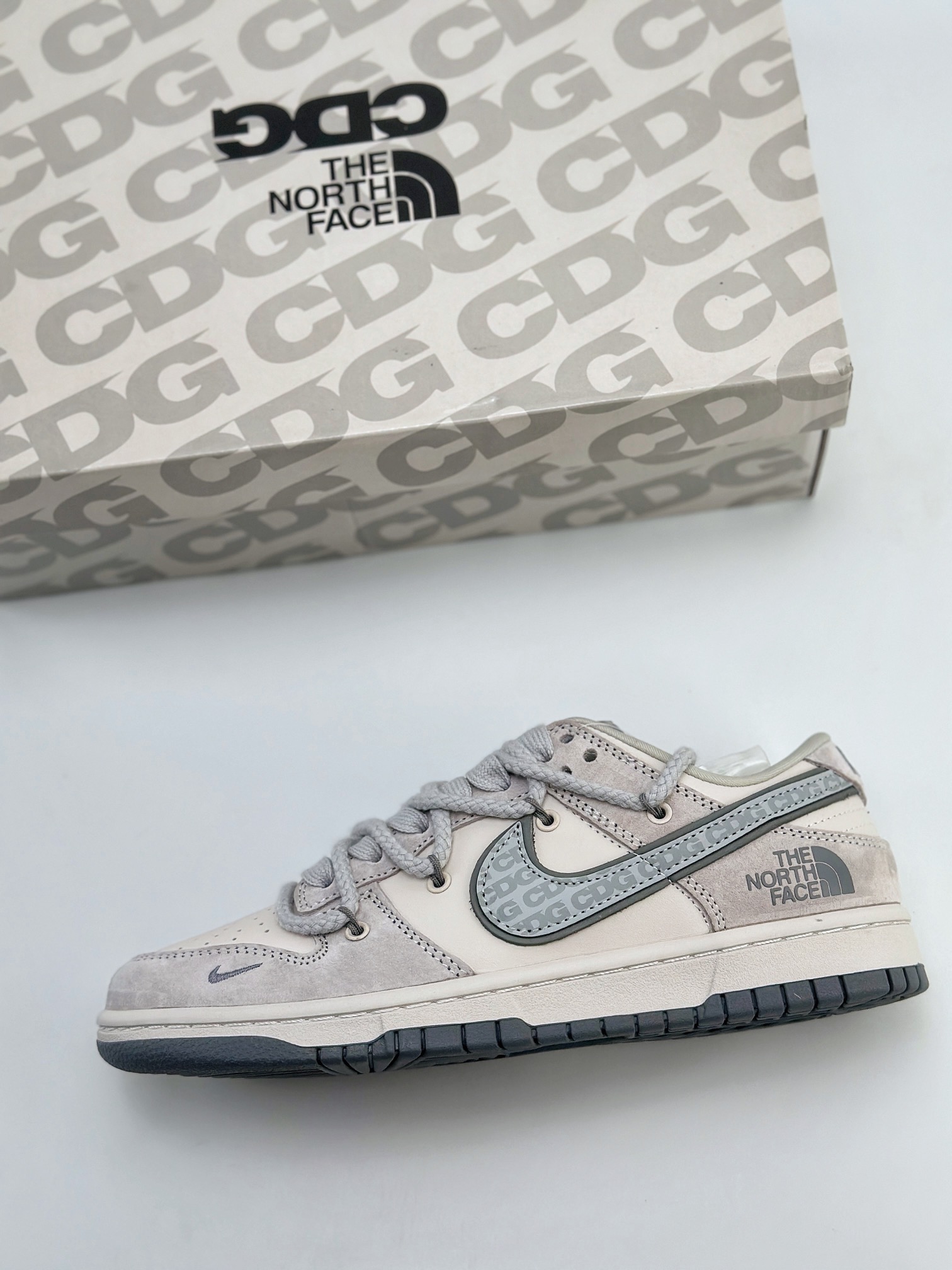 Nike SB Dunk Low x The North Face 浅灰3M绑带  XX2025-327