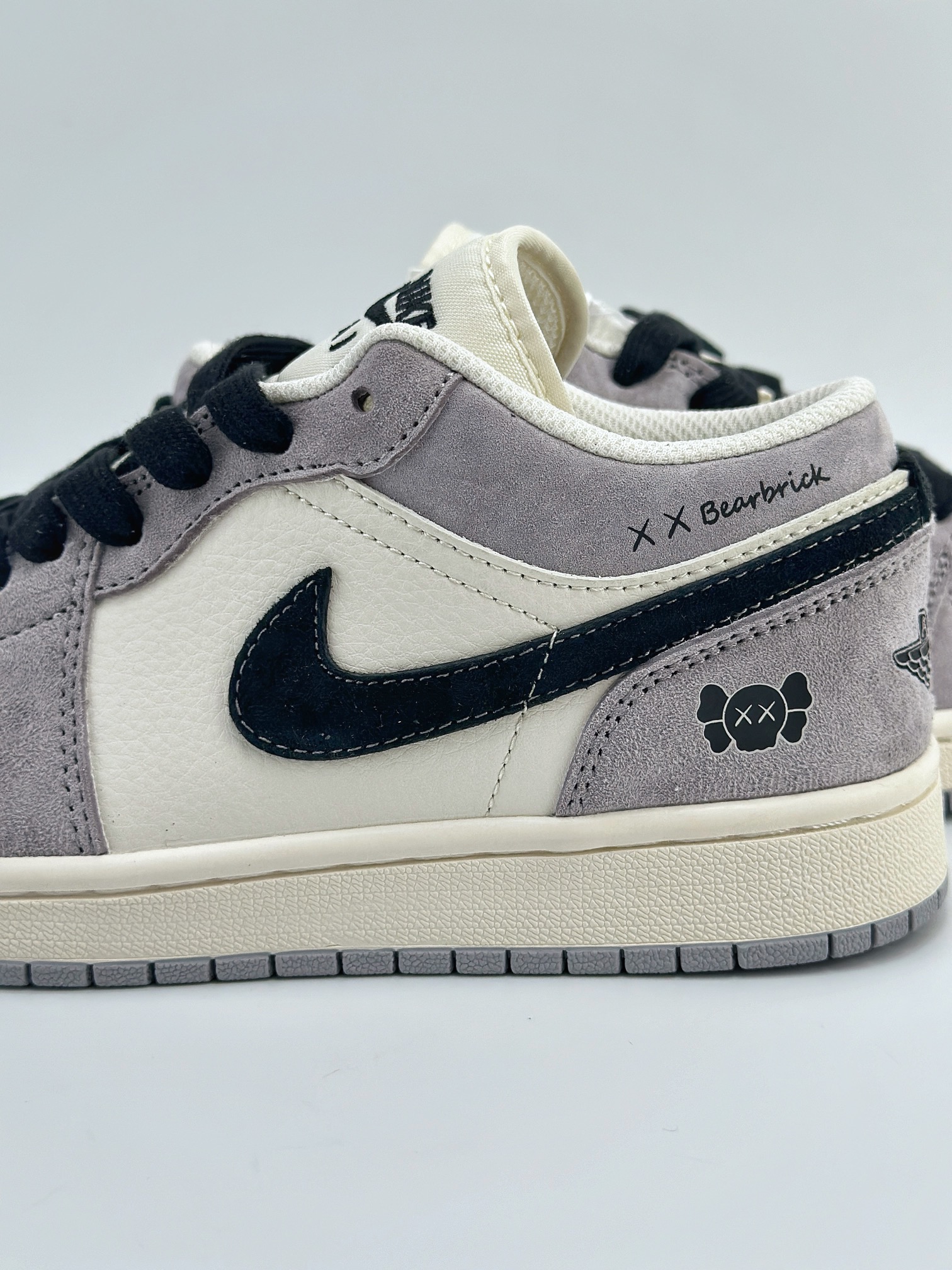 Air Jordan 1 Retro Low x KAWS 玩偶米白黑深空灰  SJ9950-015