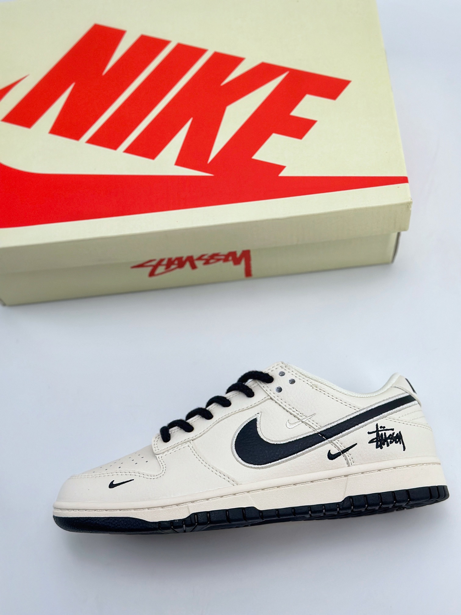 Nike SB Dunk Low x Stussy 白黑三小钩 SJ2068-283