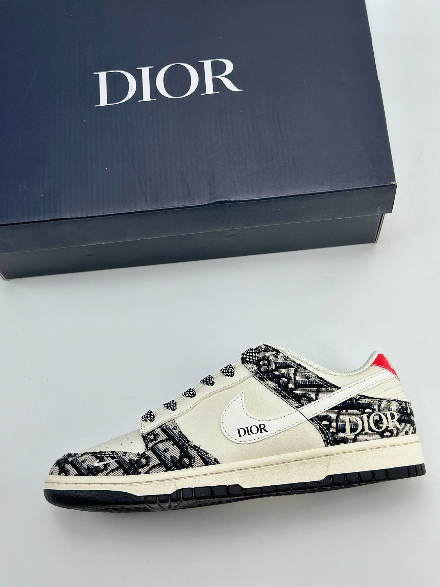 Nike SB Dunk Low x DIOR 白黑红满天星 XY1688-010