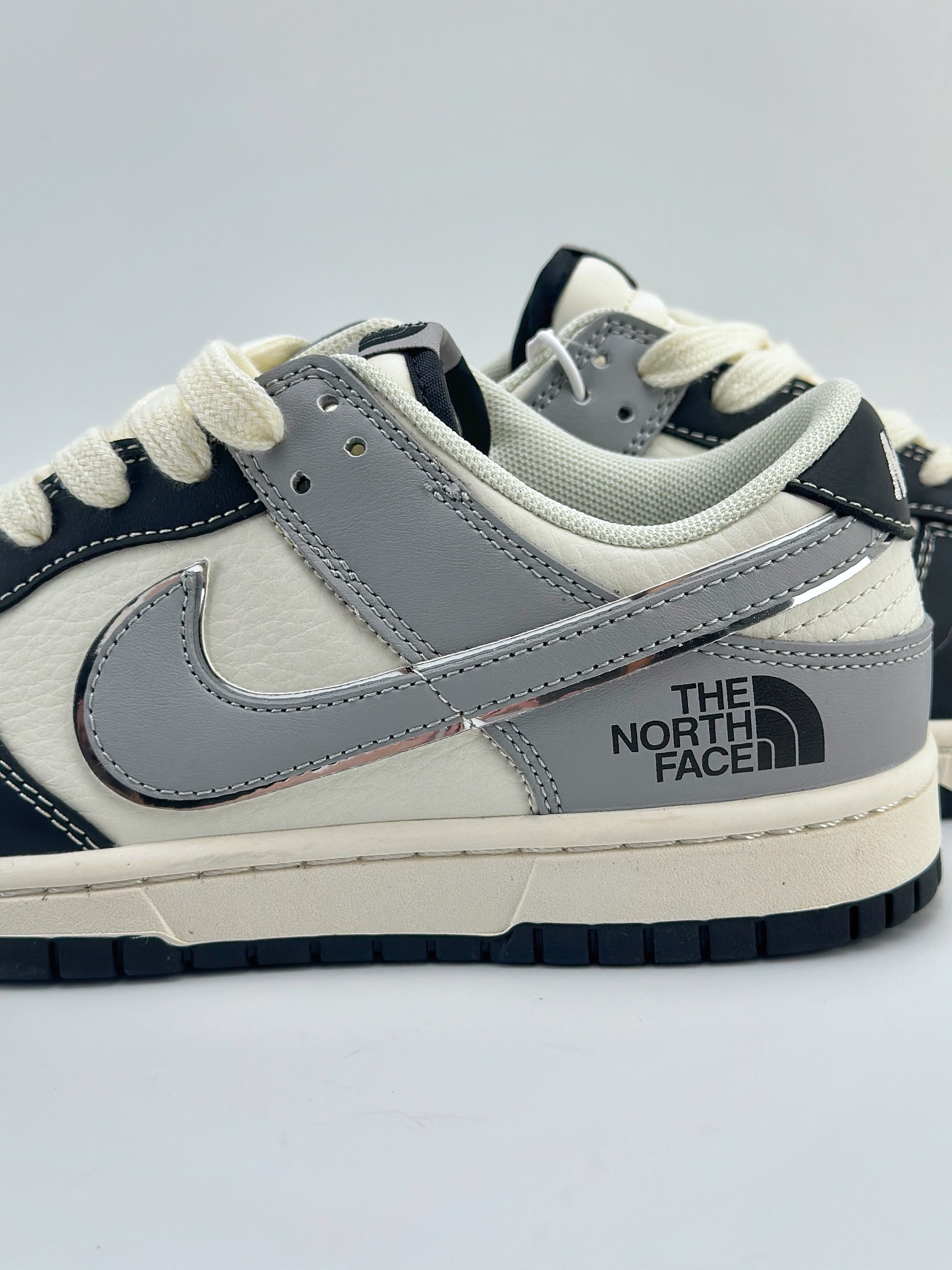 NIKE SB Dunk Low x The North Face 白灰黑 XX9911-011