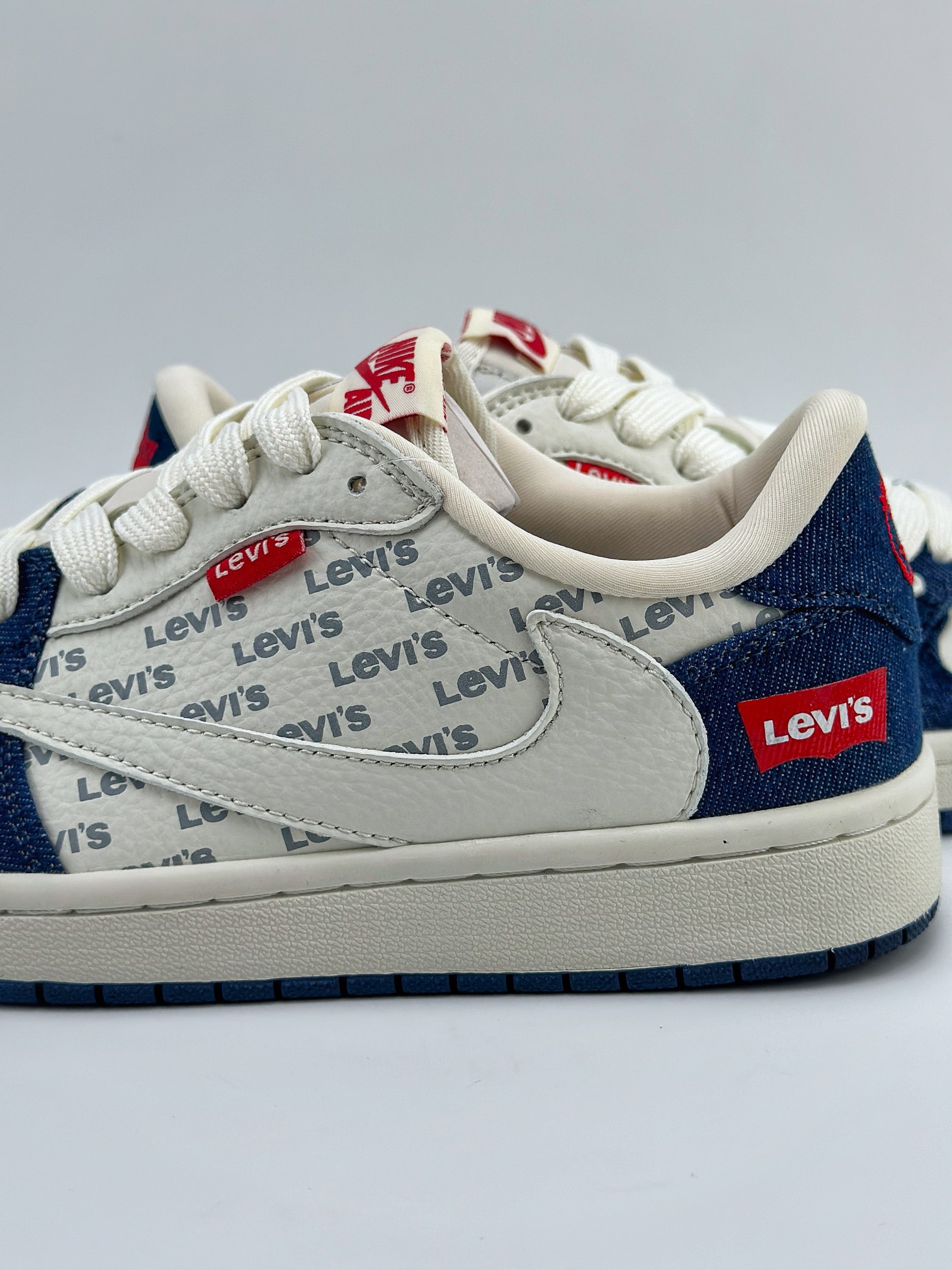 Travis Scott x Nike Air Jordan 1 Low x Levi's 白蓝 Air Jordan 1 Low 反转白蓝牛仔布倒钩 JH6088-605