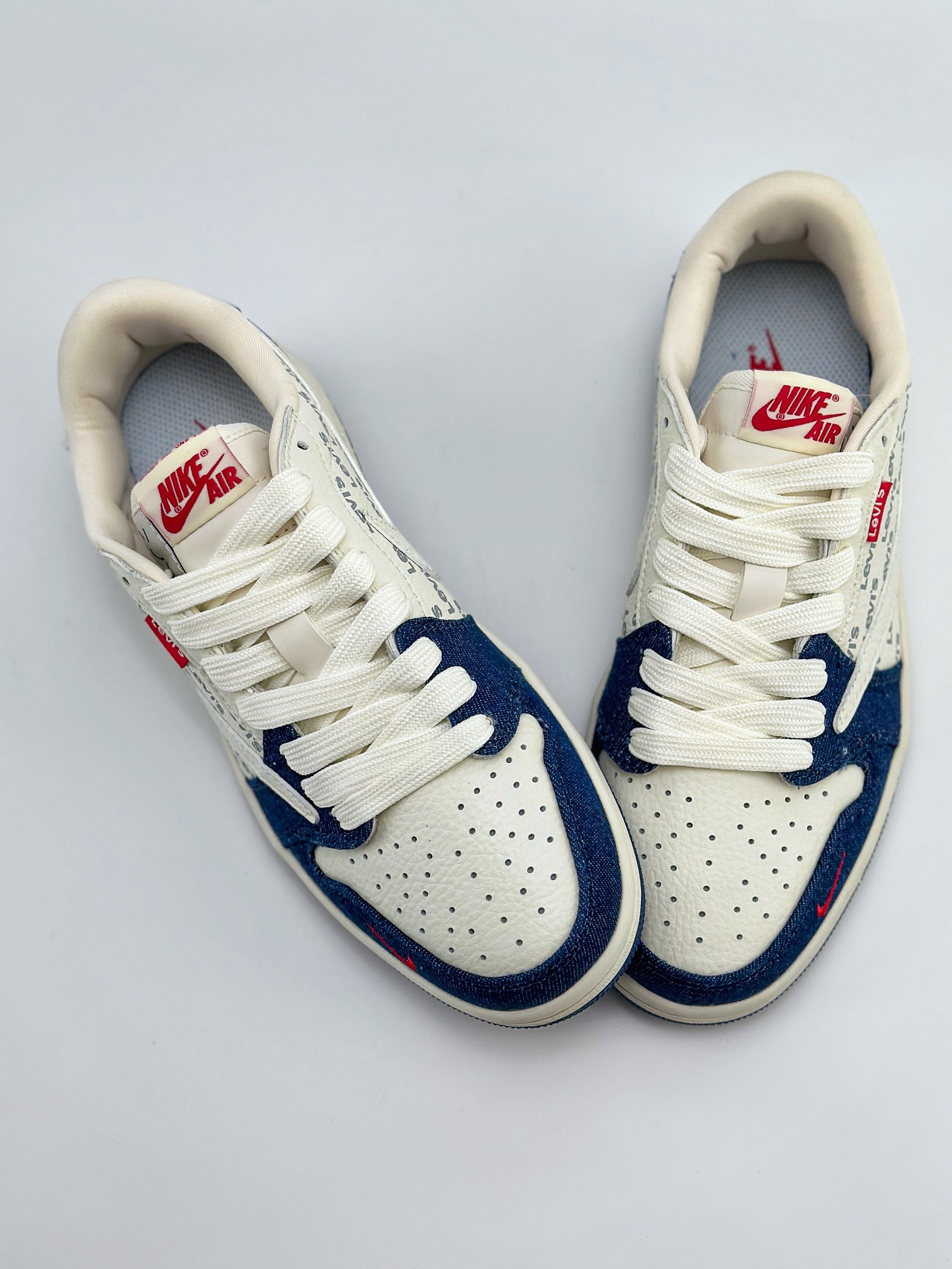 Travis Scott x Nike Air Jordan 1 Low x Levi's 白蓝 Air Jordan 1 Low 反转白蓝牛仔布倒钩 JH6088-605