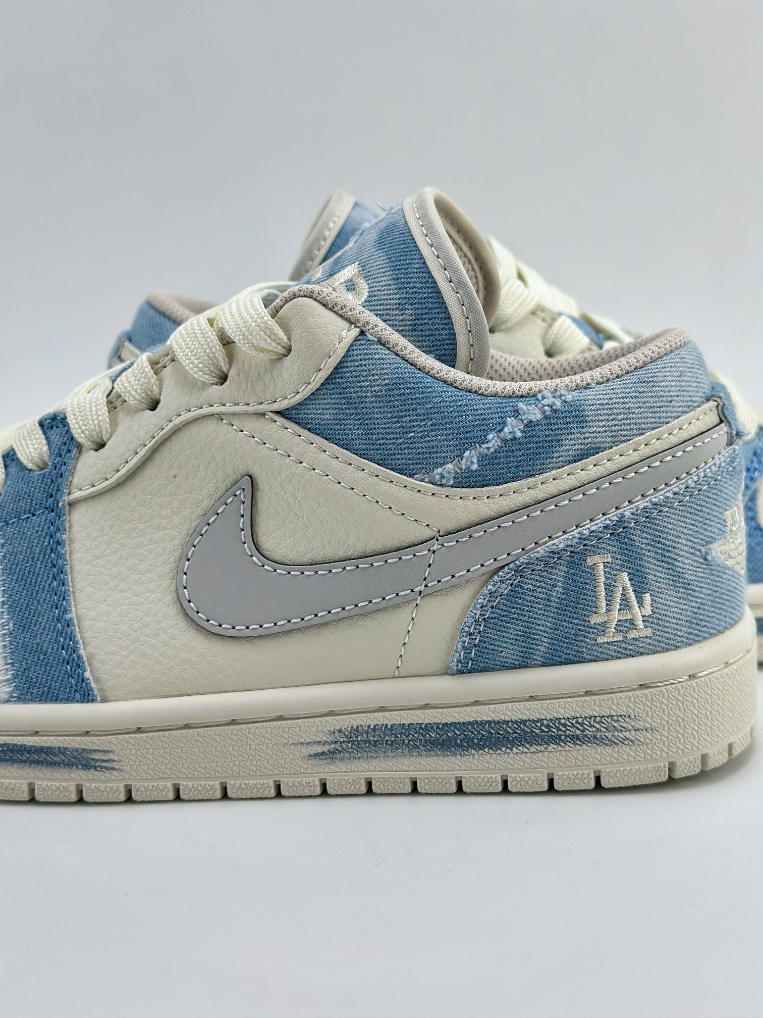 Air Jordan 1 Retro Low x MLB 白湖水蓝牛仔布 DC2024-027