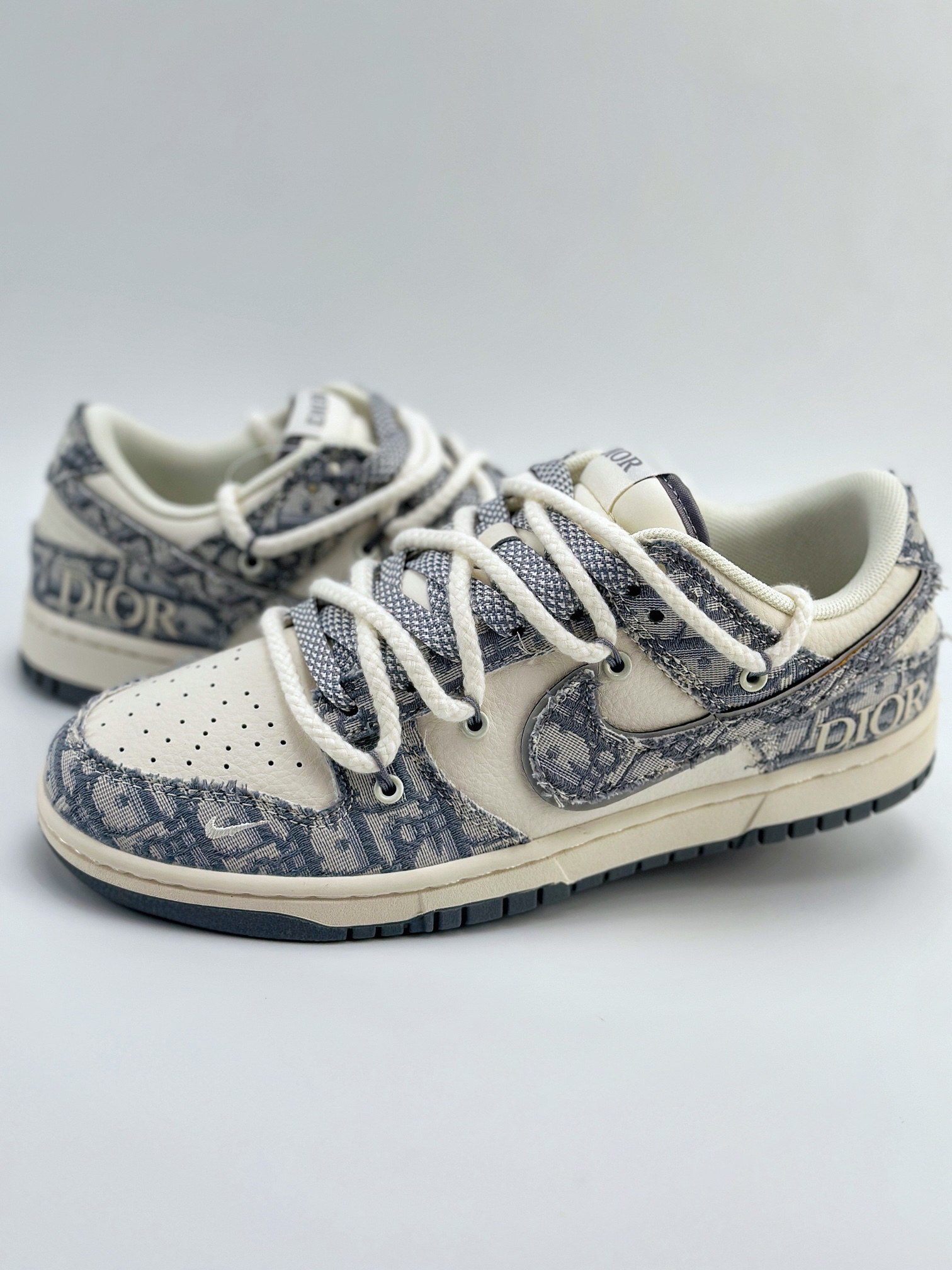 Nike SB Dunk Low x DIOR 白浅蓝牛仔布绑带满天星 SJ2068-285