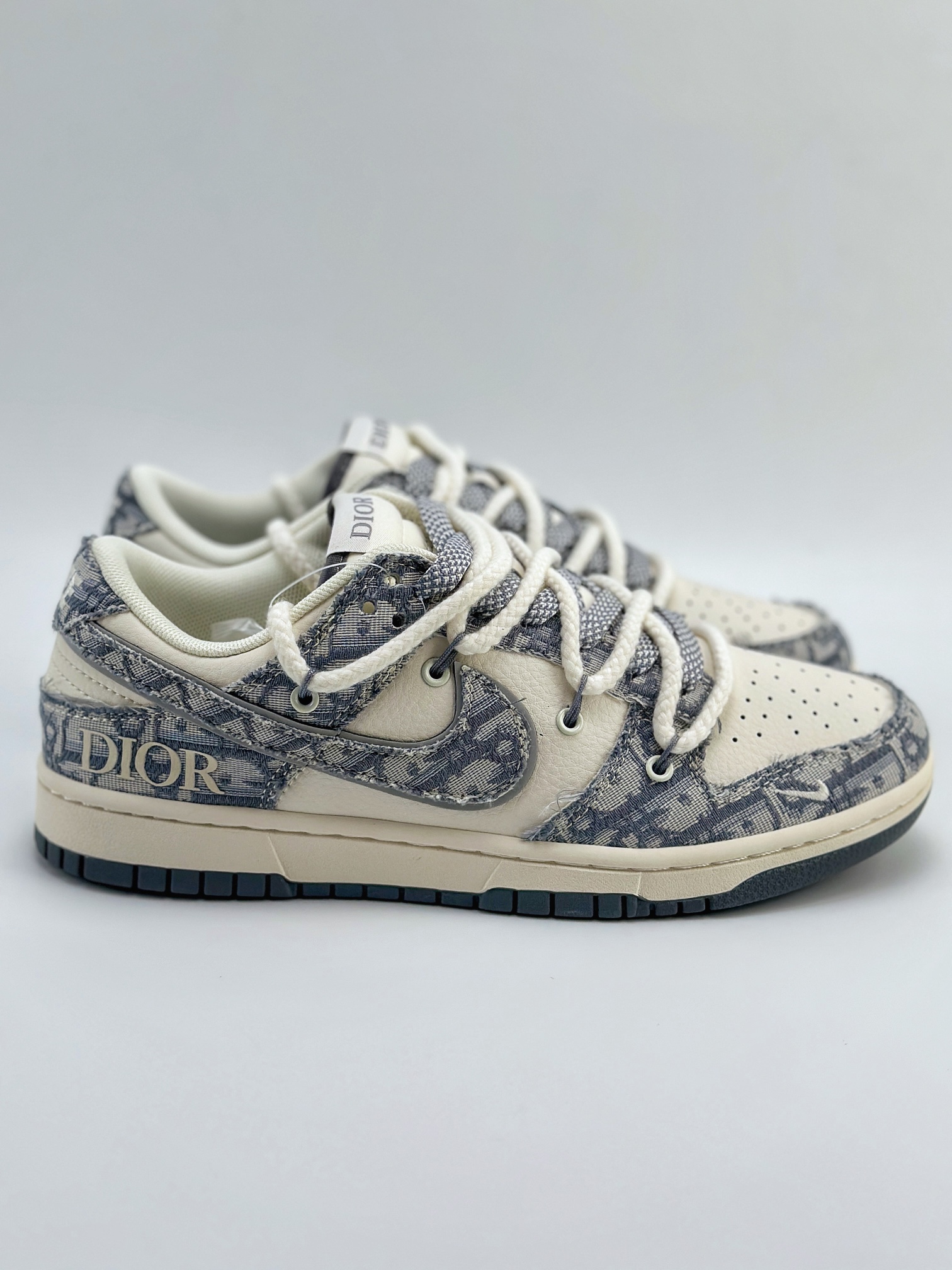 Nike SB Dunk Low x DIOR 白浅蓝牛仔布绑带满天星 SJ2068-285