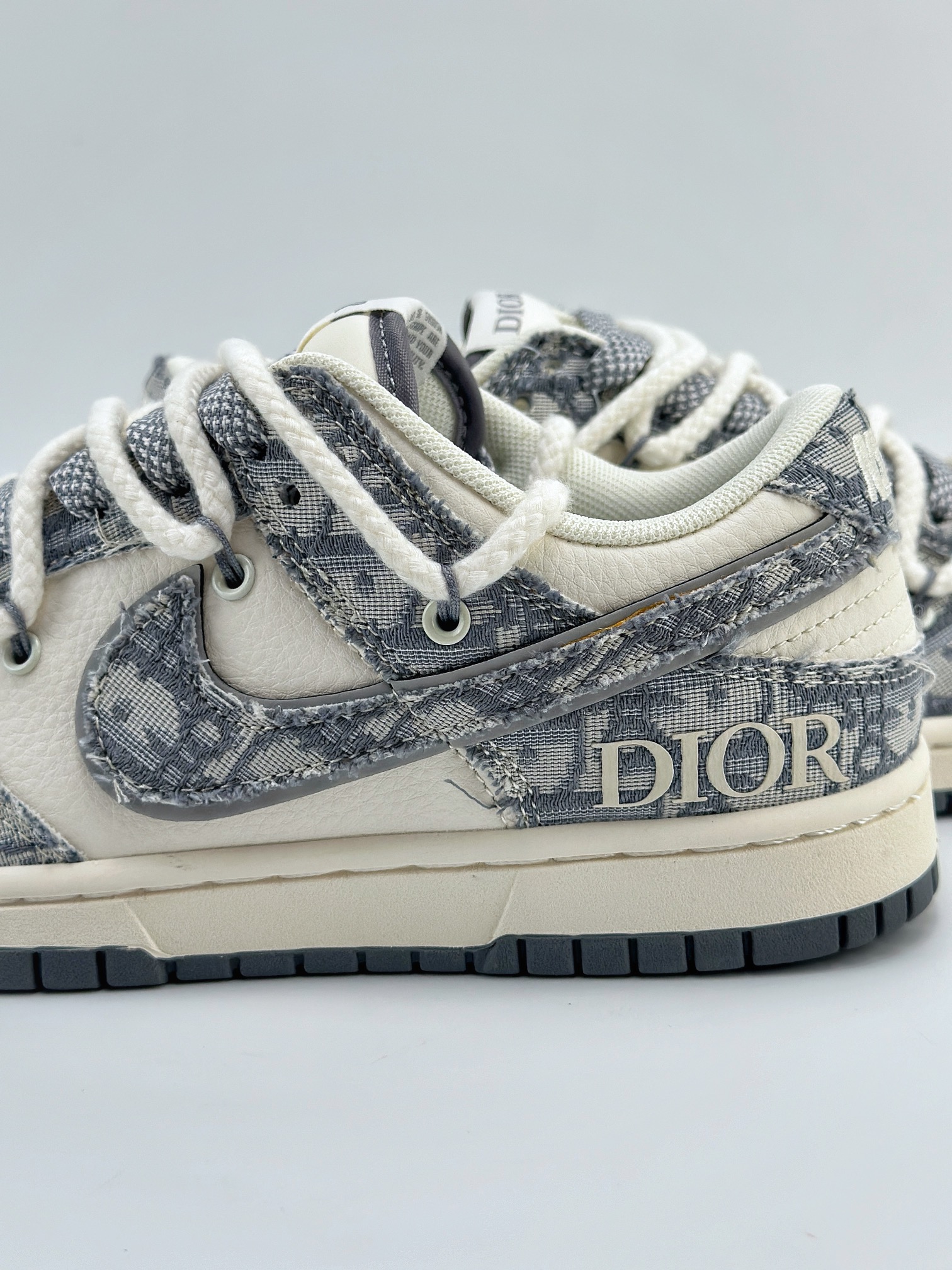 Nike SB Dunk Low x DIOR 白浅蓝牛仔布绑带满天星 SJ2068-285