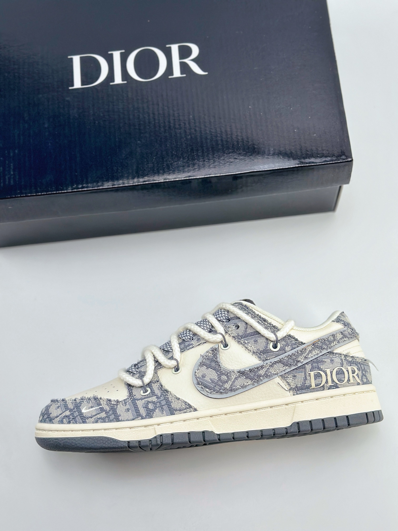 Nike SB Dunk Low x DIOR 白浅蓝牛仔布绑带满天星 SJ2068-285