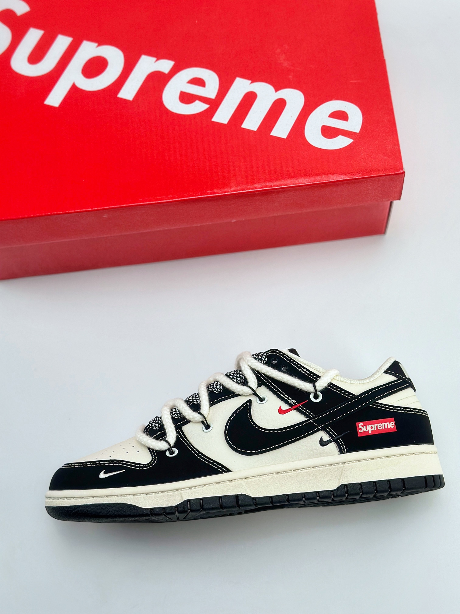 Nike SB Dunk Low x Supreme 白黑三钩绑带满天星  SJ2068-288