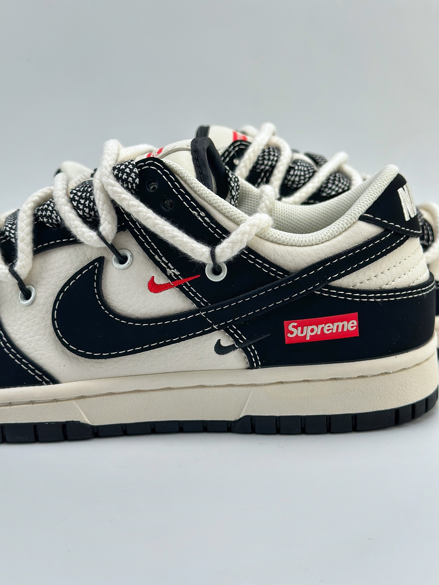 Nike SB Dunk Low x Supreme 白黑三钩绑带满天星  SJ2068-288