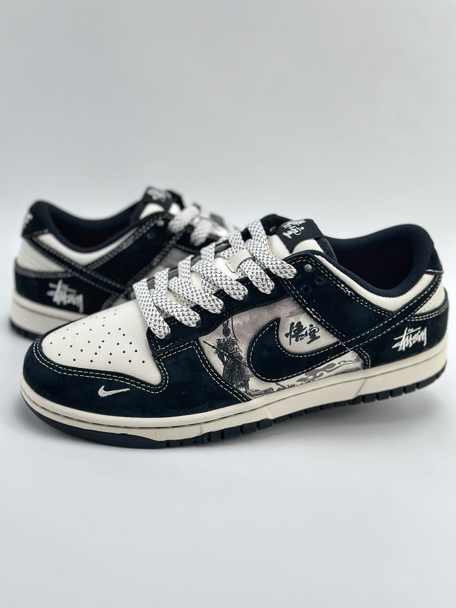 Nike SB Dunk Low x Stussy 黑神话悟空 白黑小钩翻毛满天星 XX2025-555