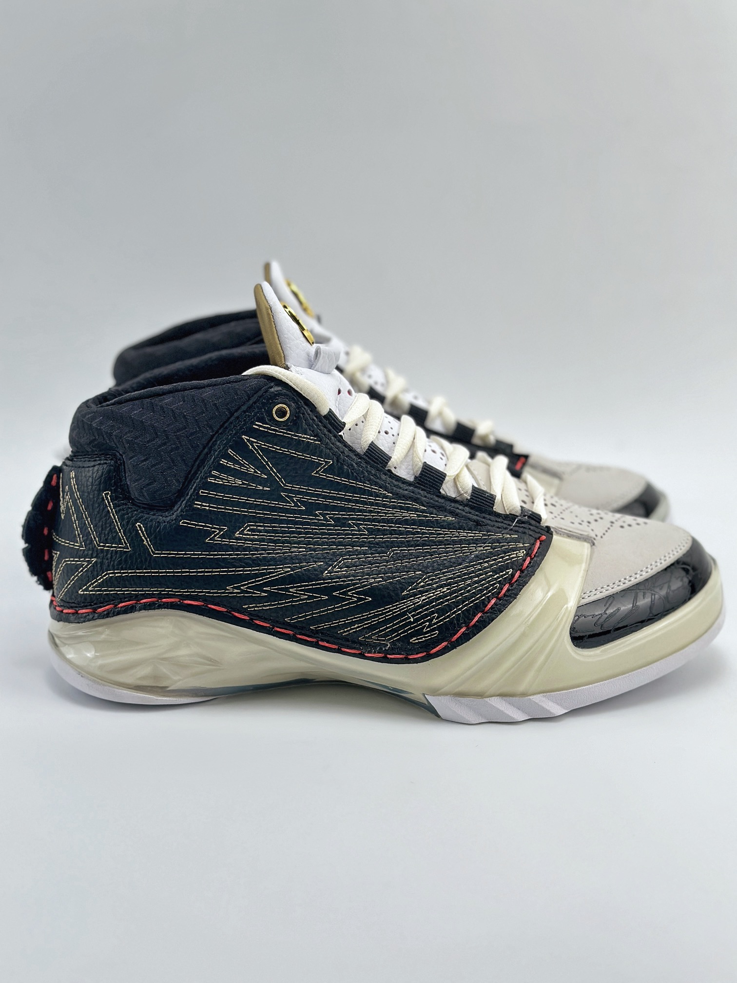 乔丹23代 Air Jordan 23 x TITAN 白黑金 CZ6222-001