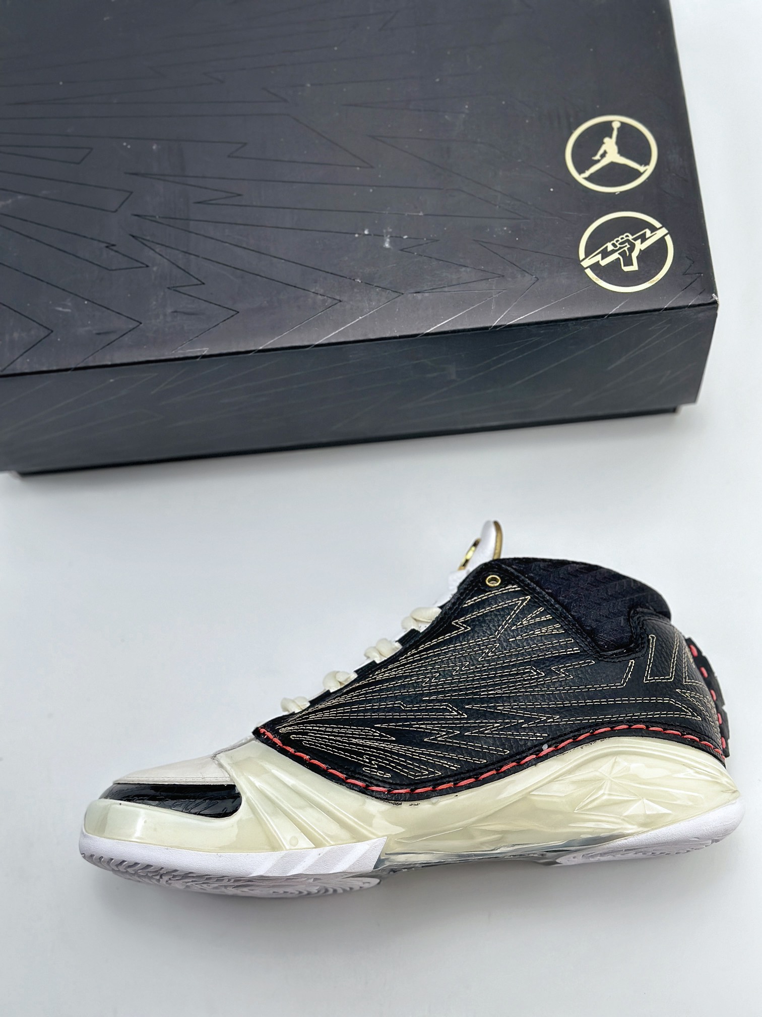 乔丹23代 Air Jordan 23 x TITAN 白黑金 CZ6222-001