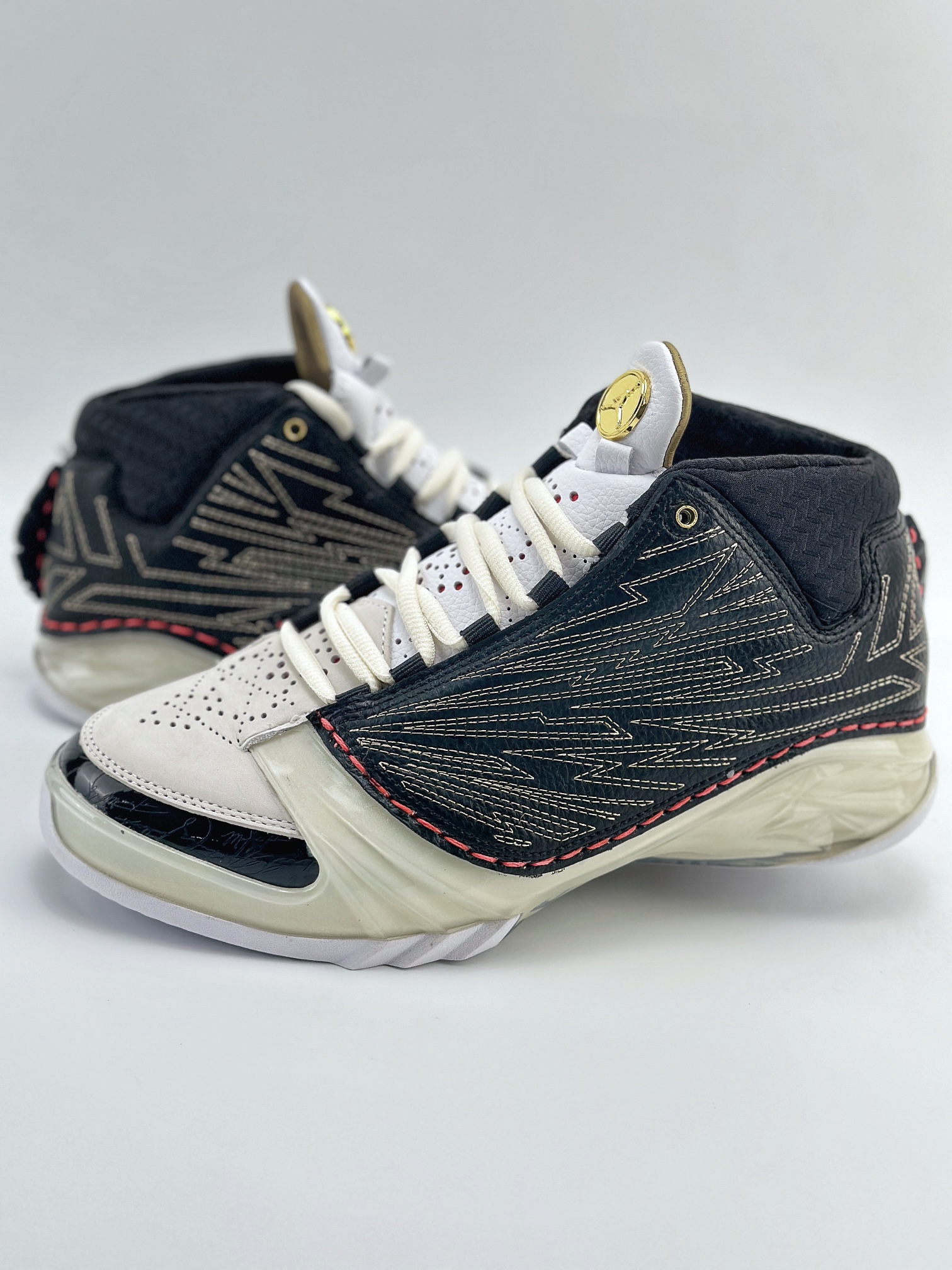 乔丹23代 Air Jordan 23 x TITAN 白黑金 CZ6222-001