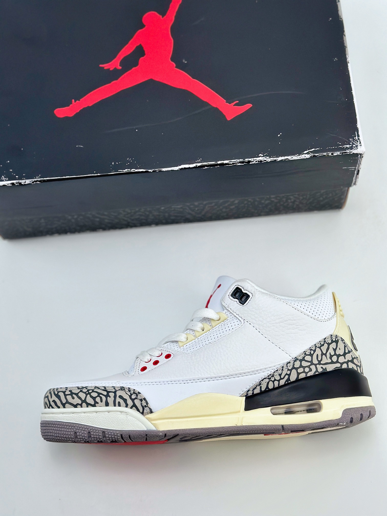 Air Jordan 3 Retro ”White Cement Reimagined” 做旧白水泥 DN3707-100