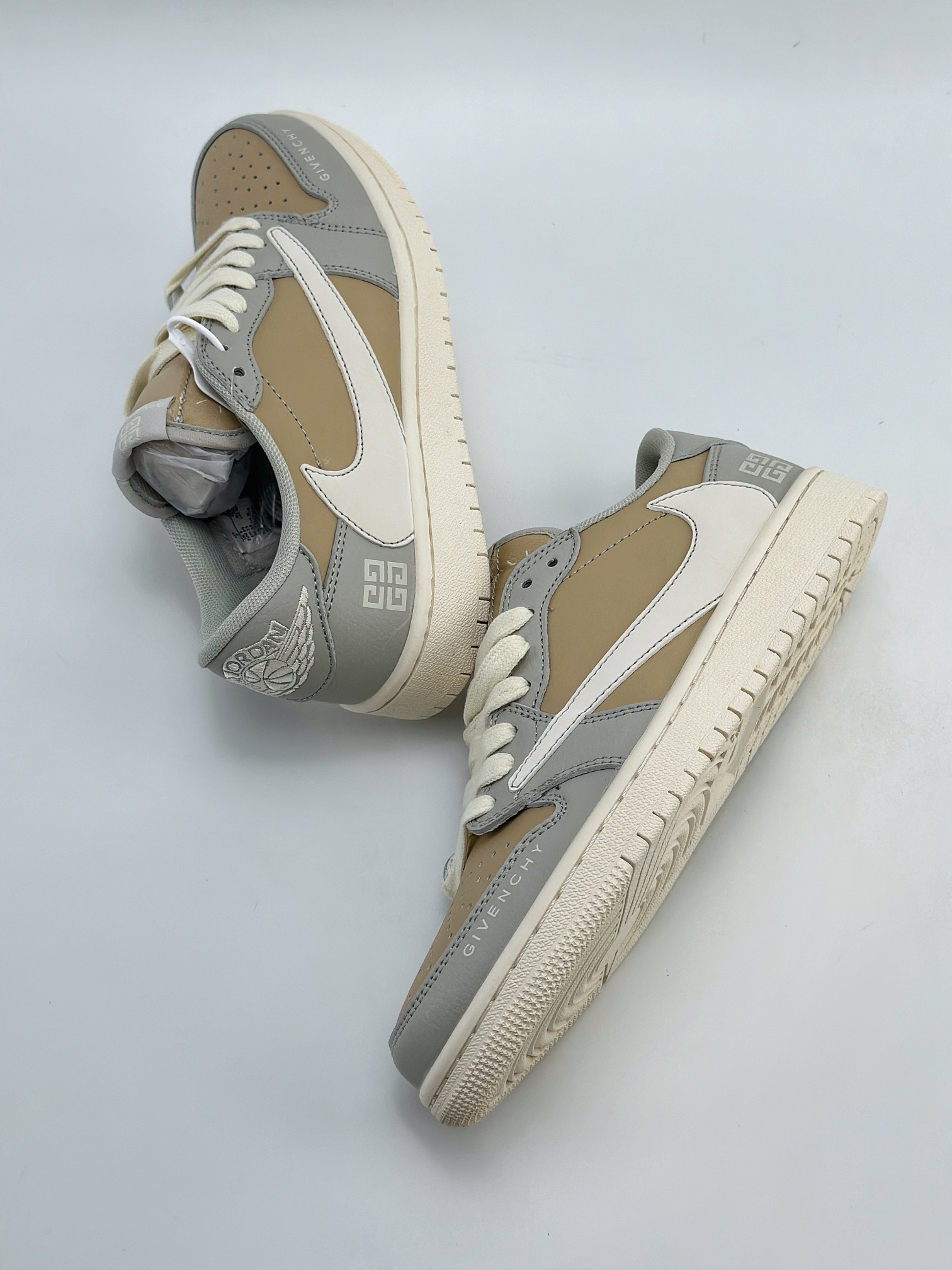 Travis Scott x Nike Air Jordan 1 Low x GIVENCHY 三方联名 Air Jordan 1 Low 反转灰棕倒钩 QY0568-951