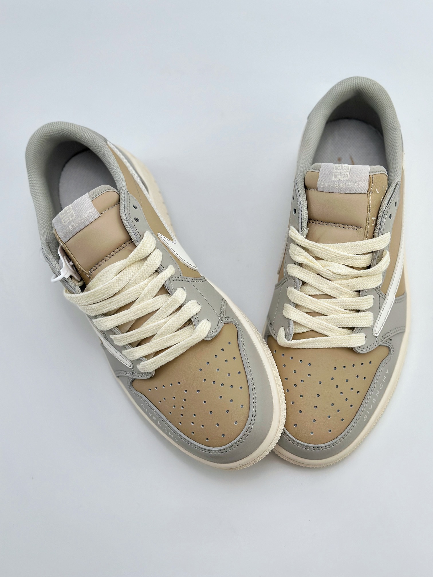 Travis Scott x Nike Air Jordan 1 Low x GIVENCHY 三方联名 Air Jordan 1 Low 反转灰棕倒钩 QY0568-951