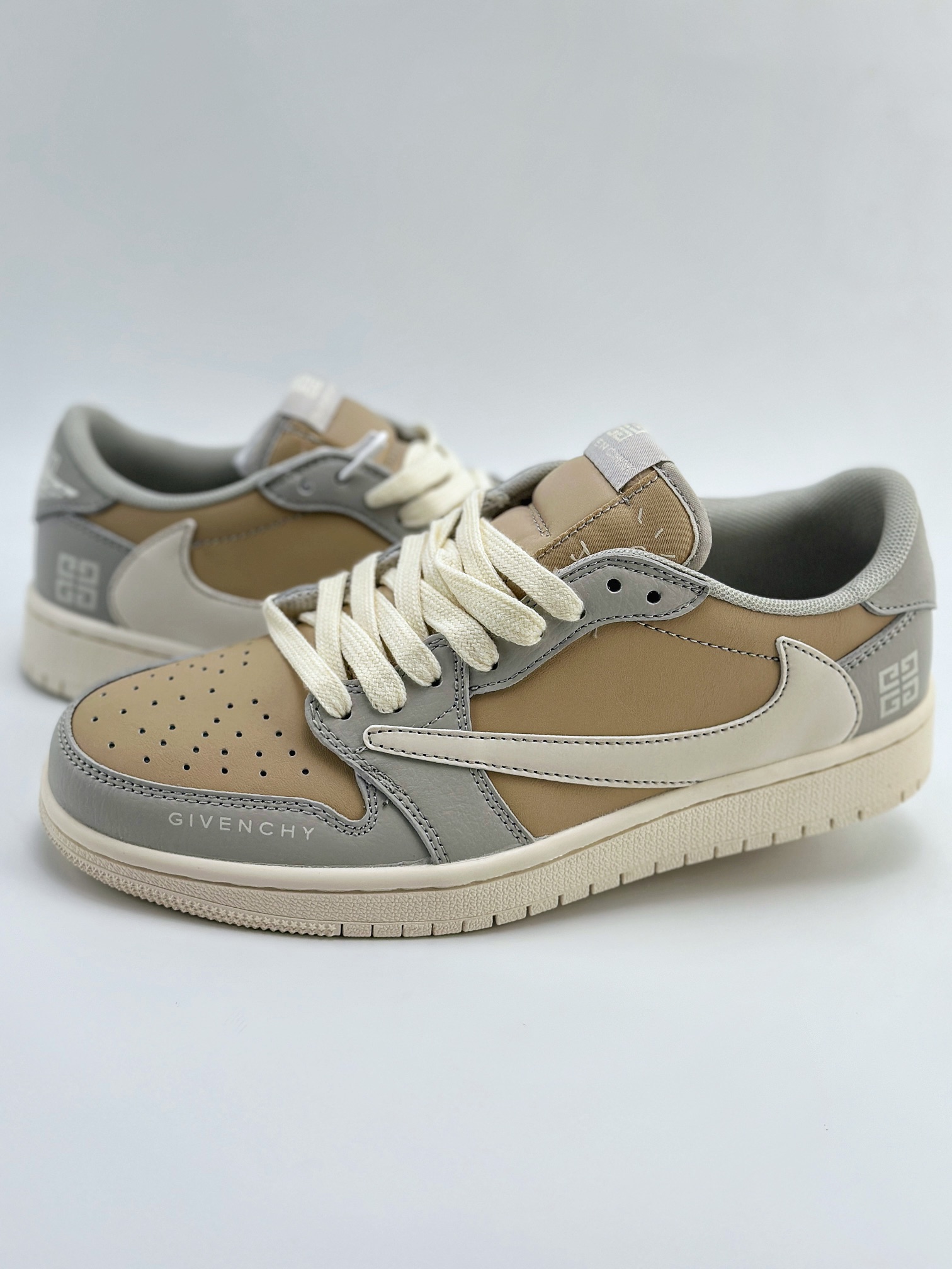 Travis Scott x Nike Air Jordan 1 Low x GIVENCHY 三方联名 Air Jordan 1 Low 反转灰棕倒钩 QY0568-951