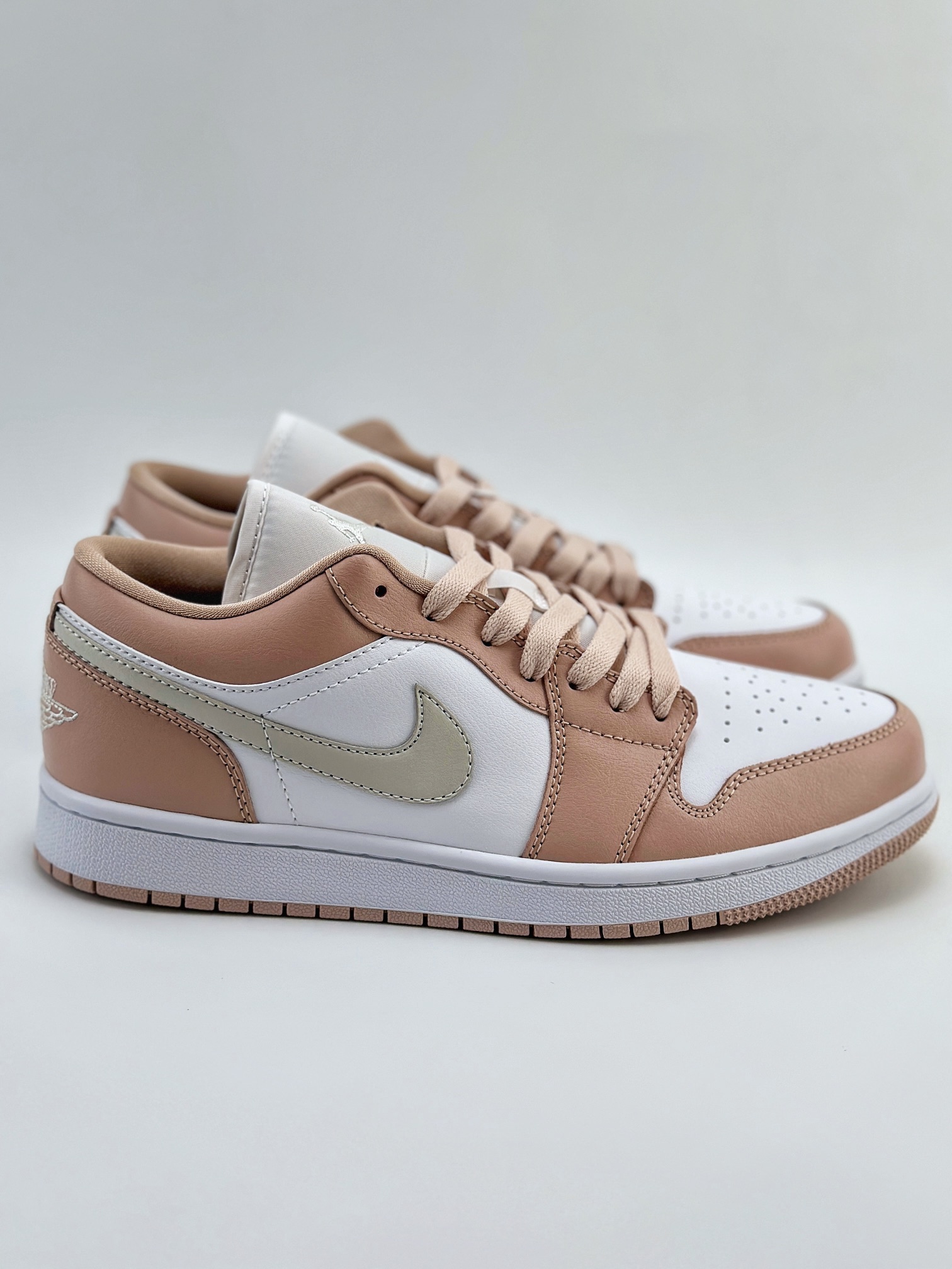 外贸版 Air Jordan 1 Retro Low 粉白 DC0774-120