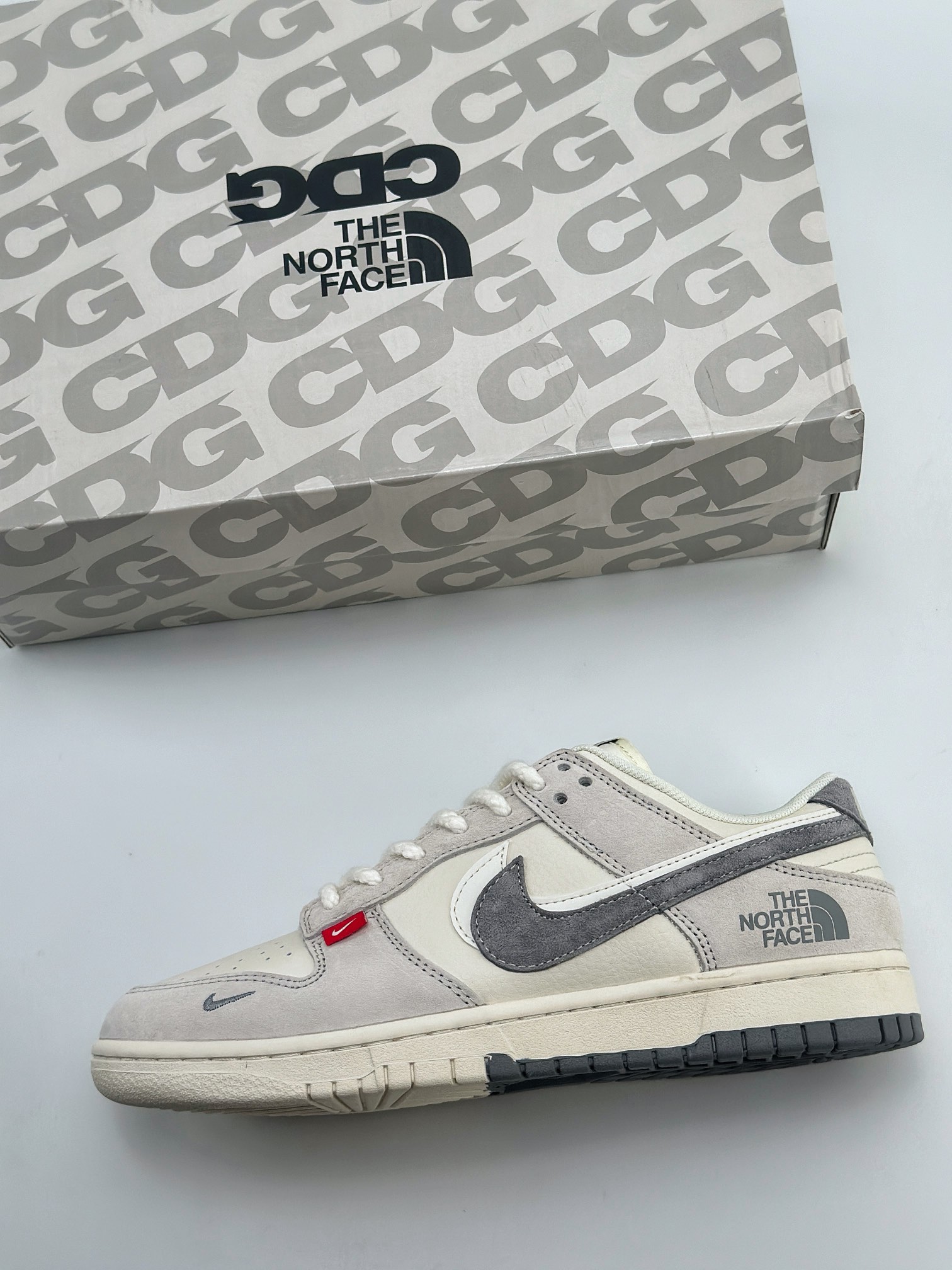 Nike SB Dunk Low x The North Face 白灰双钩 SJ1089-009