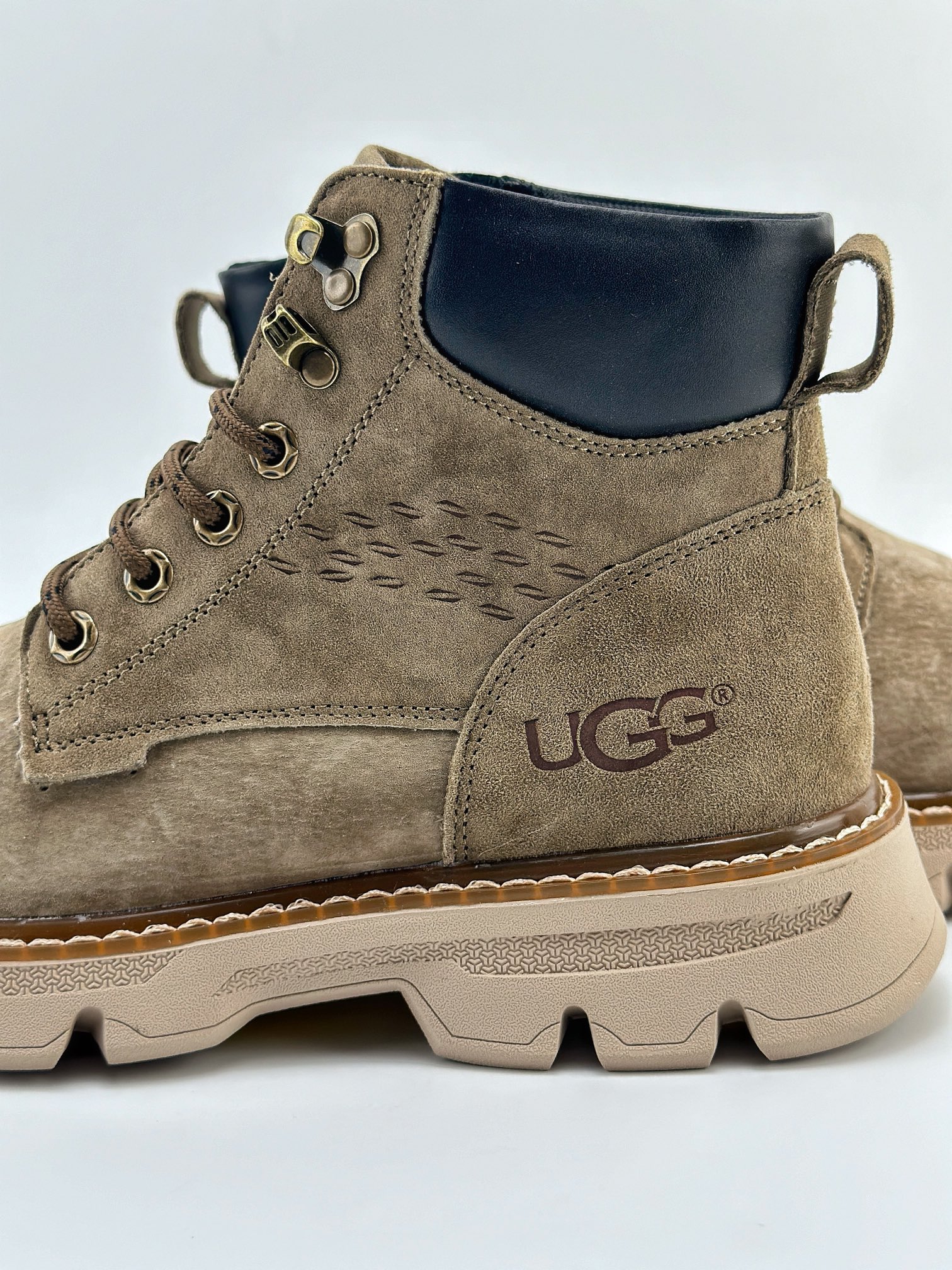 新货UGG Tasman Weather Hybrid 塔斯曼混合系列中帮轻量休闲马丁靴