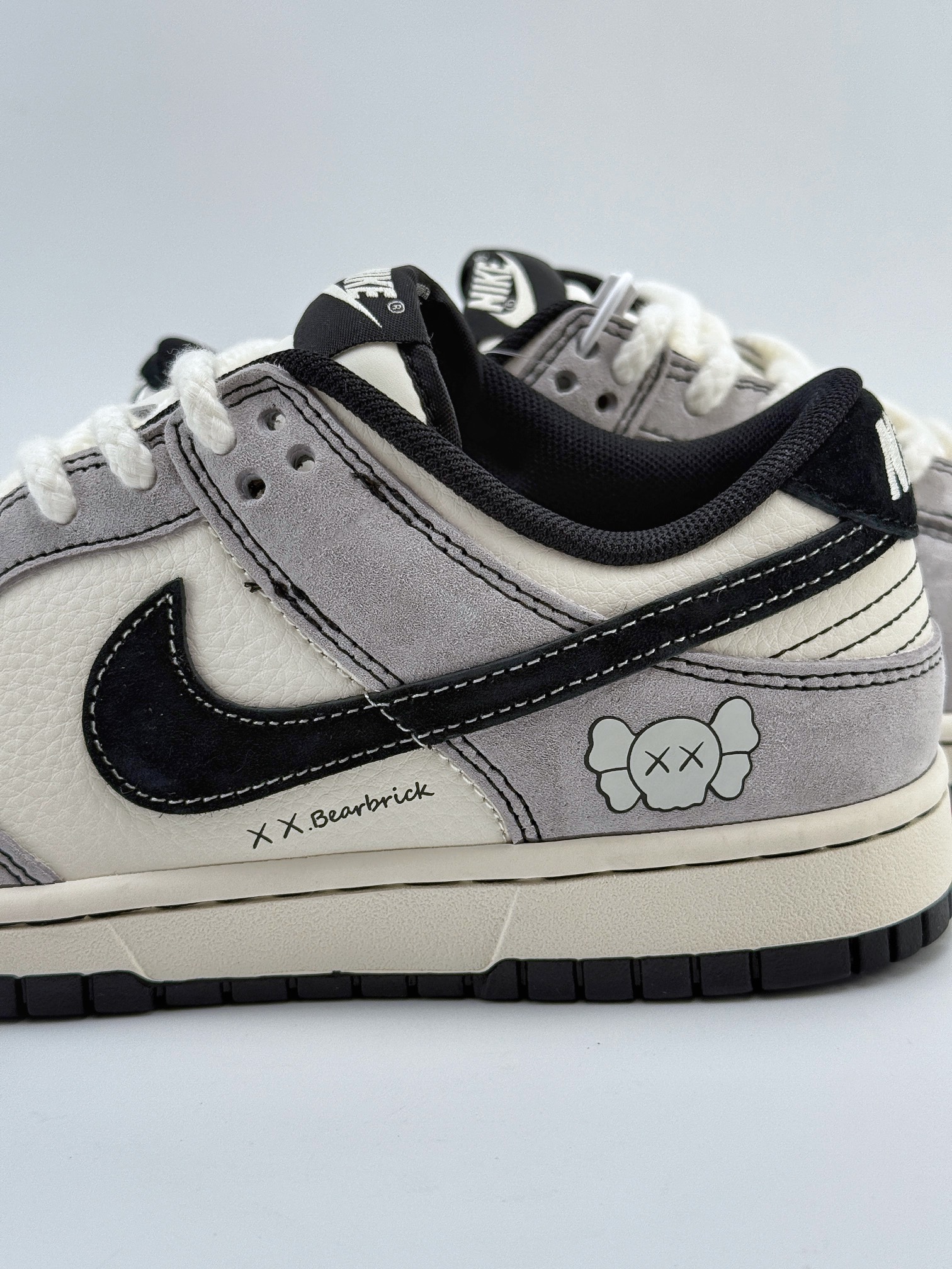 Nike SB Dunk Low x KAWS 米灰黑小钩麻绳 MM1089-015