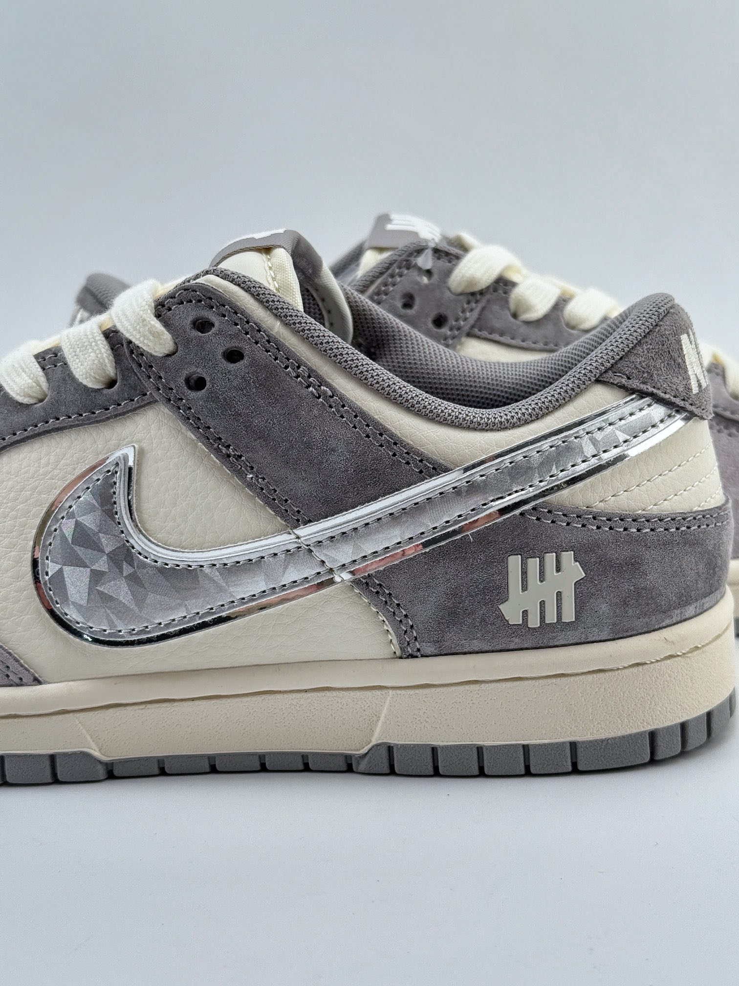 Nike SB Dunk Low x UNDEFEATED 米灰钻石钩 DQ1098-518