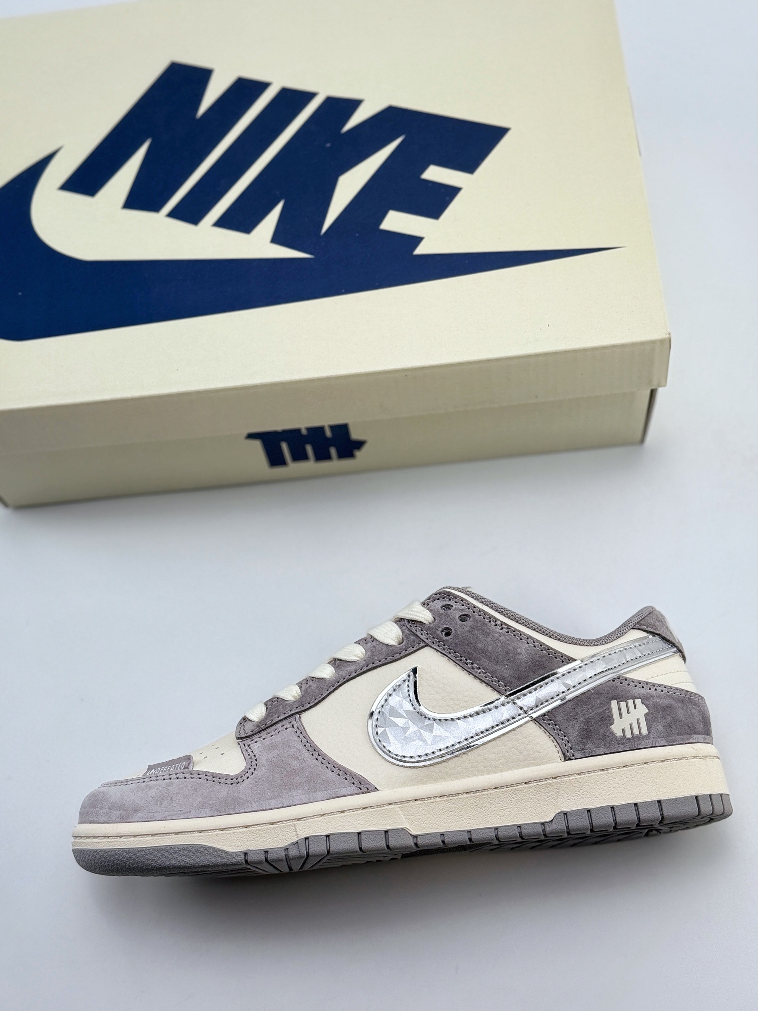 Nike SB Dunk Low x UNDEFEATED 米灰钻石钩 DQ1098-518