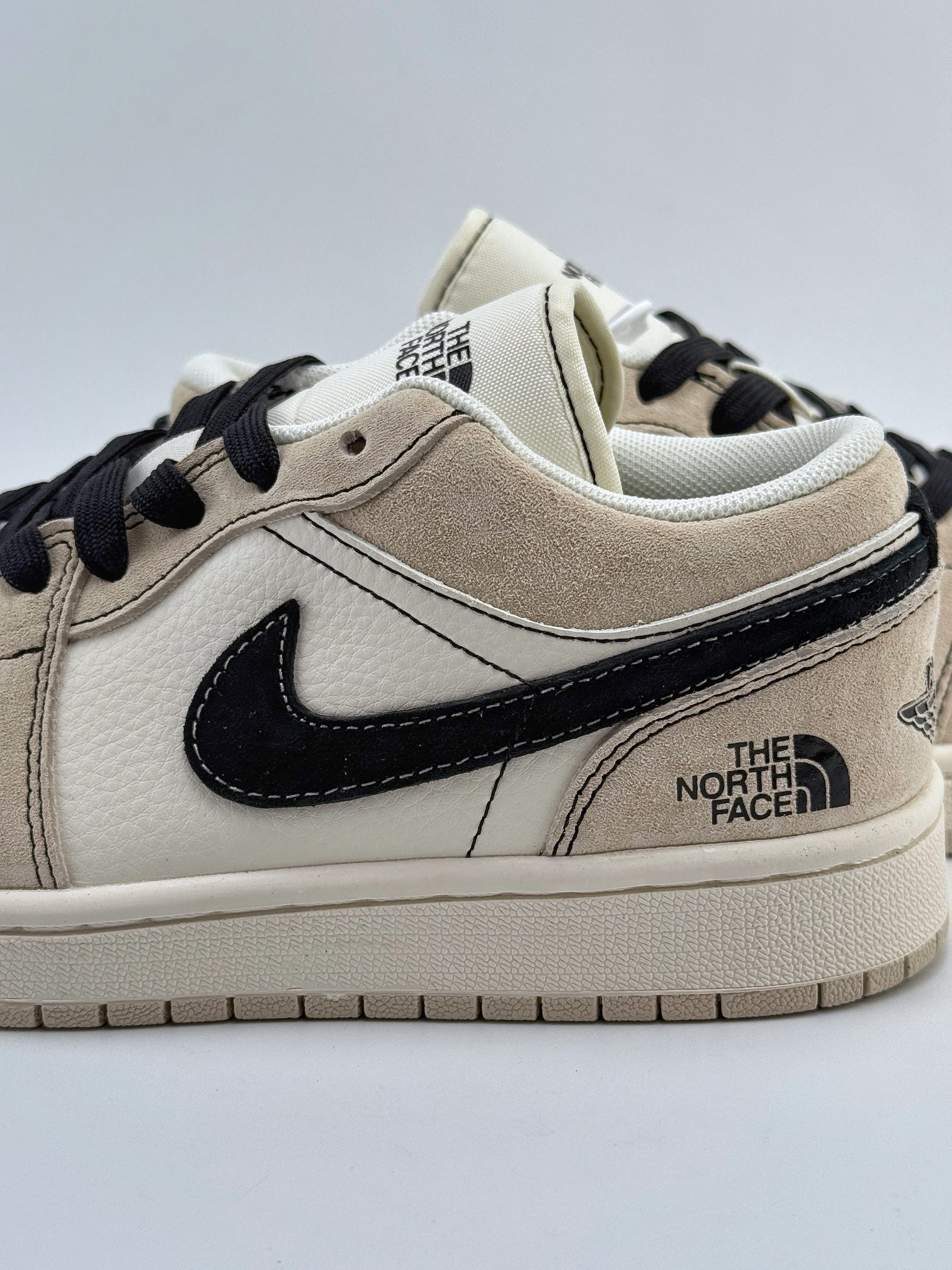 Air Jordan 1 Retro Low x The North Face 米棕黑小钩满天星 SJ9950-028