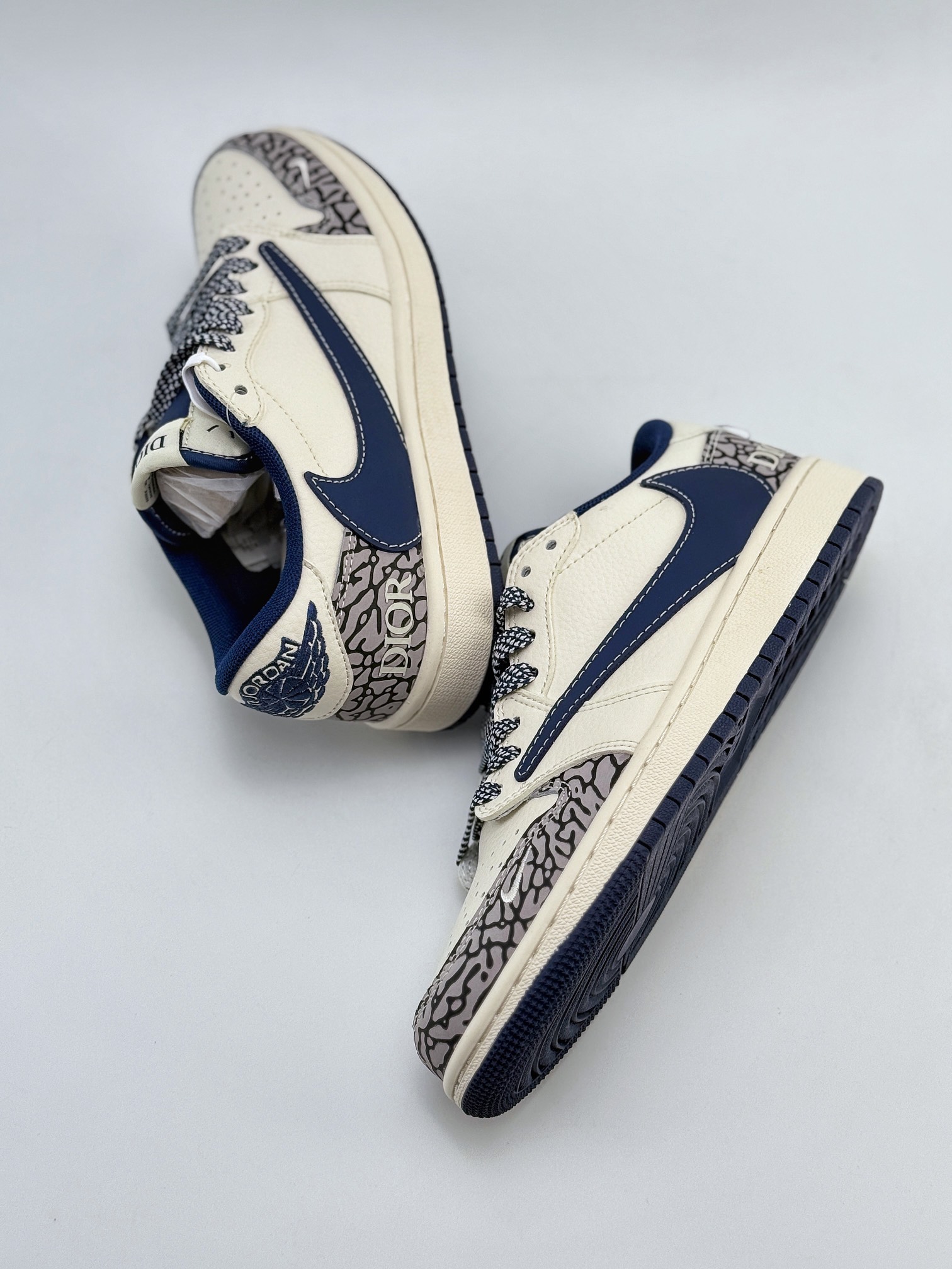 Travis Scott x Nike Air Jordan 1 Low x Dior 米蓝 Air Jordan 1 Low 反转米蓝爆裂纹满天星倒钩 CF3688-029