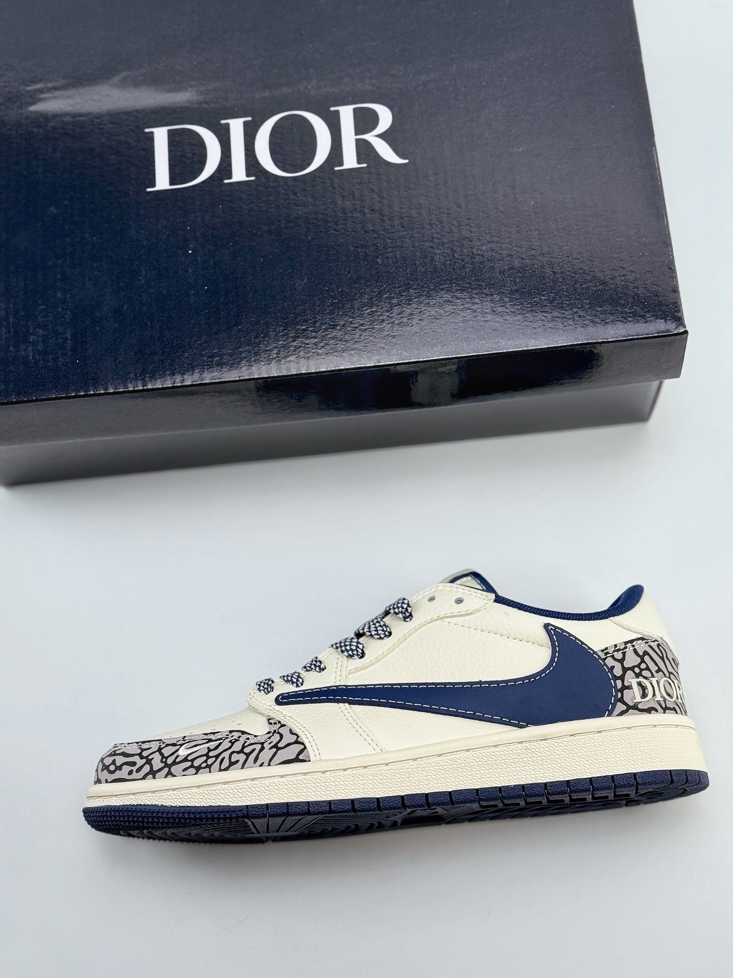 Travis Scott x Nike Air Jordan 1 Low x Dior 米蓝 Air Jordan 1 Low 反转米蓝爆裂纹满天星倒钩 CF3688-029