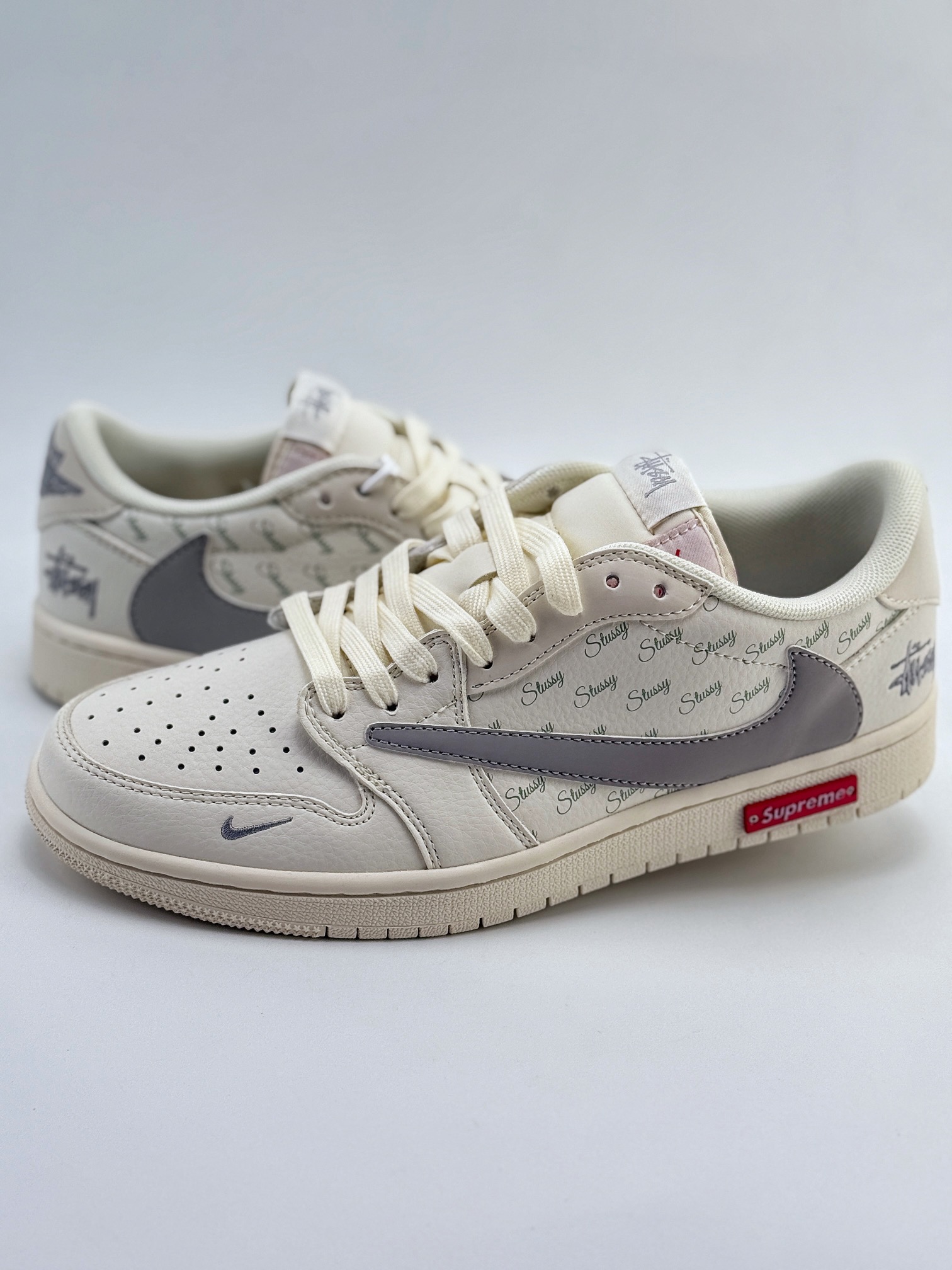 Travis Scott x Nike Air Jordan 1 Low x Supreme 白银 Air Jordan 1 Low 反转白银小钩倒钩 SJ2068-115