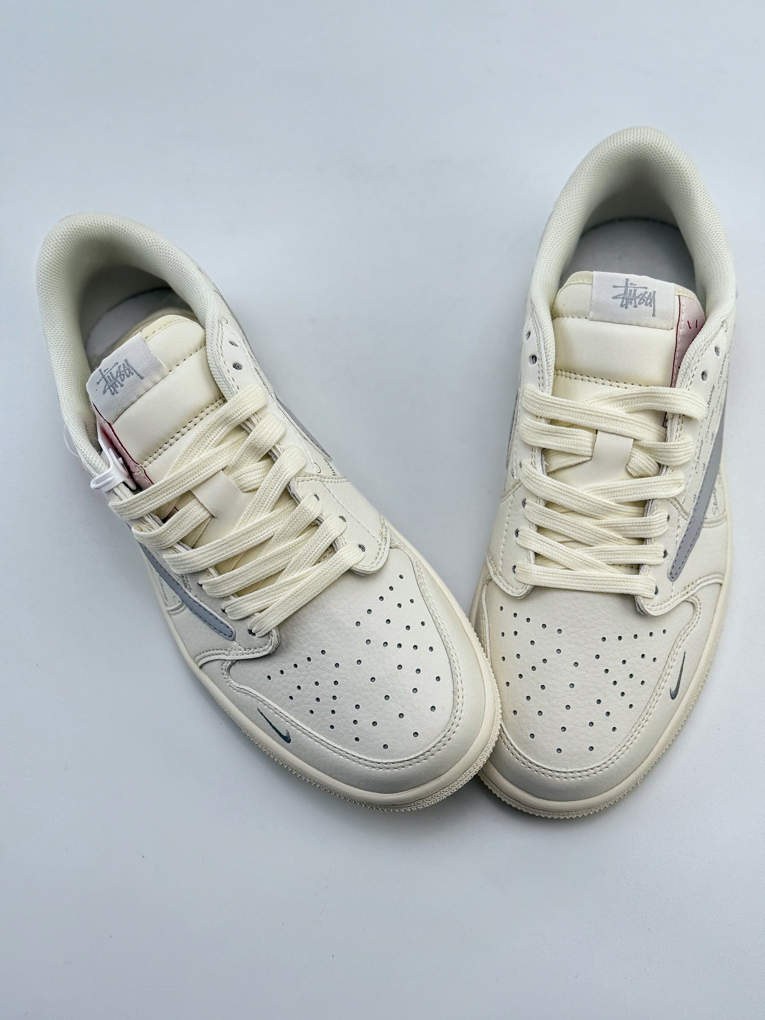 Travis Scott x Nike Air Jordan 1 Low x Supreme 白银 Air Jordan 1 Low 反转白银小钩倒钩 SJ2068-115