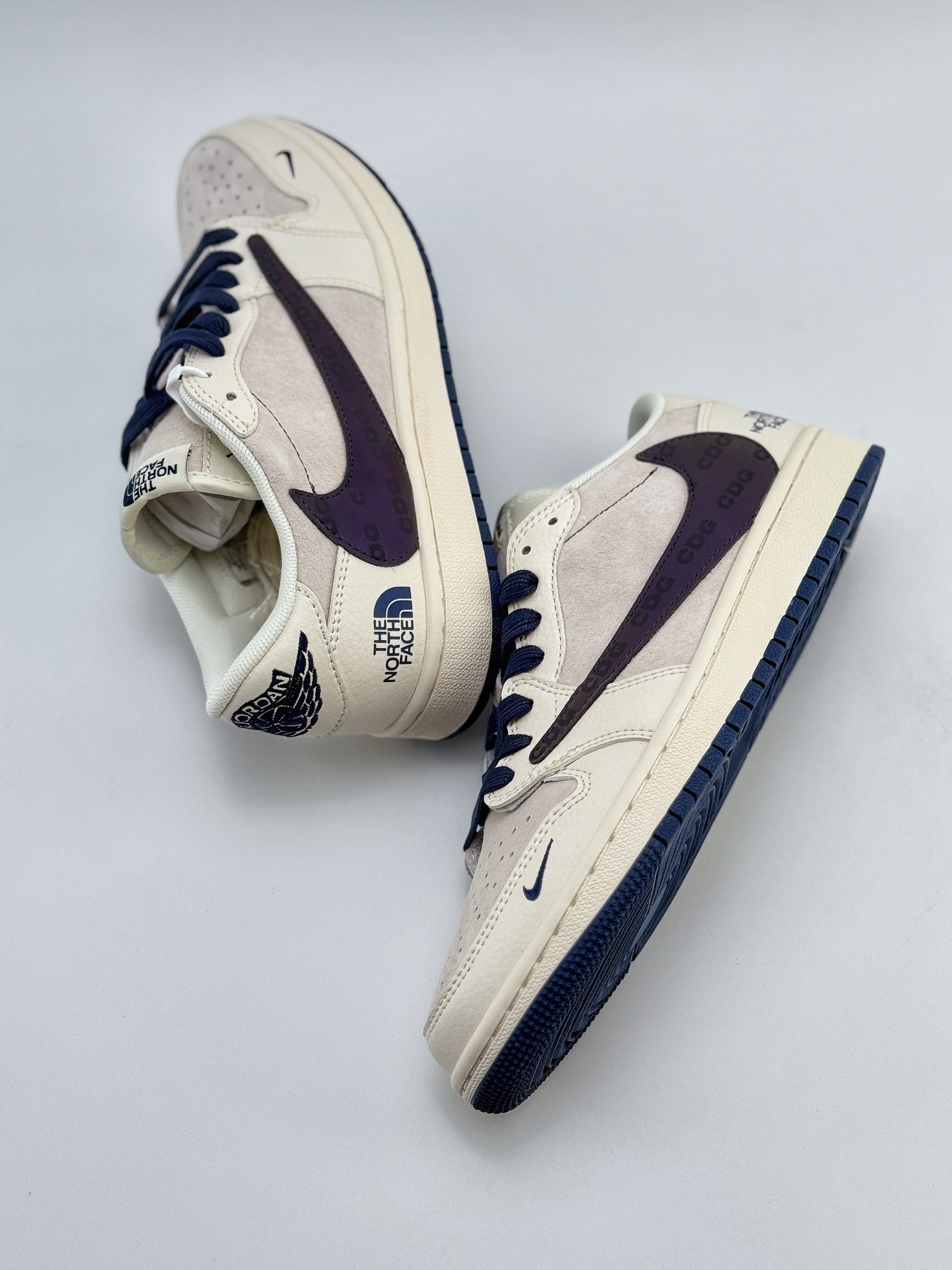 Travis Scott x Nike Air Jordan 1 Low x The North Face x CDG 米灰 Air Jordan 1 Low 反转米灰幻彩钩倒钩 XY2688-110