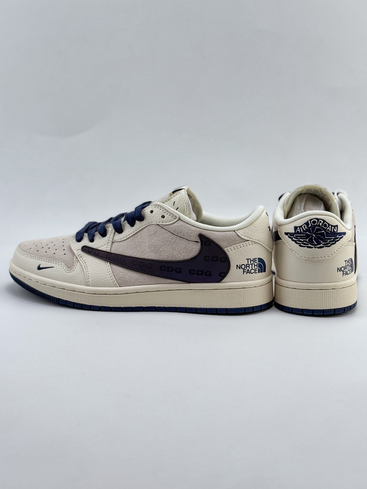 Travis Scott x Nike Air Jordan 1 Low x The North Face x CDG 米灰 Air Jordan 1 Low 反转米灰幻彩钩倒钩 XY2688-110