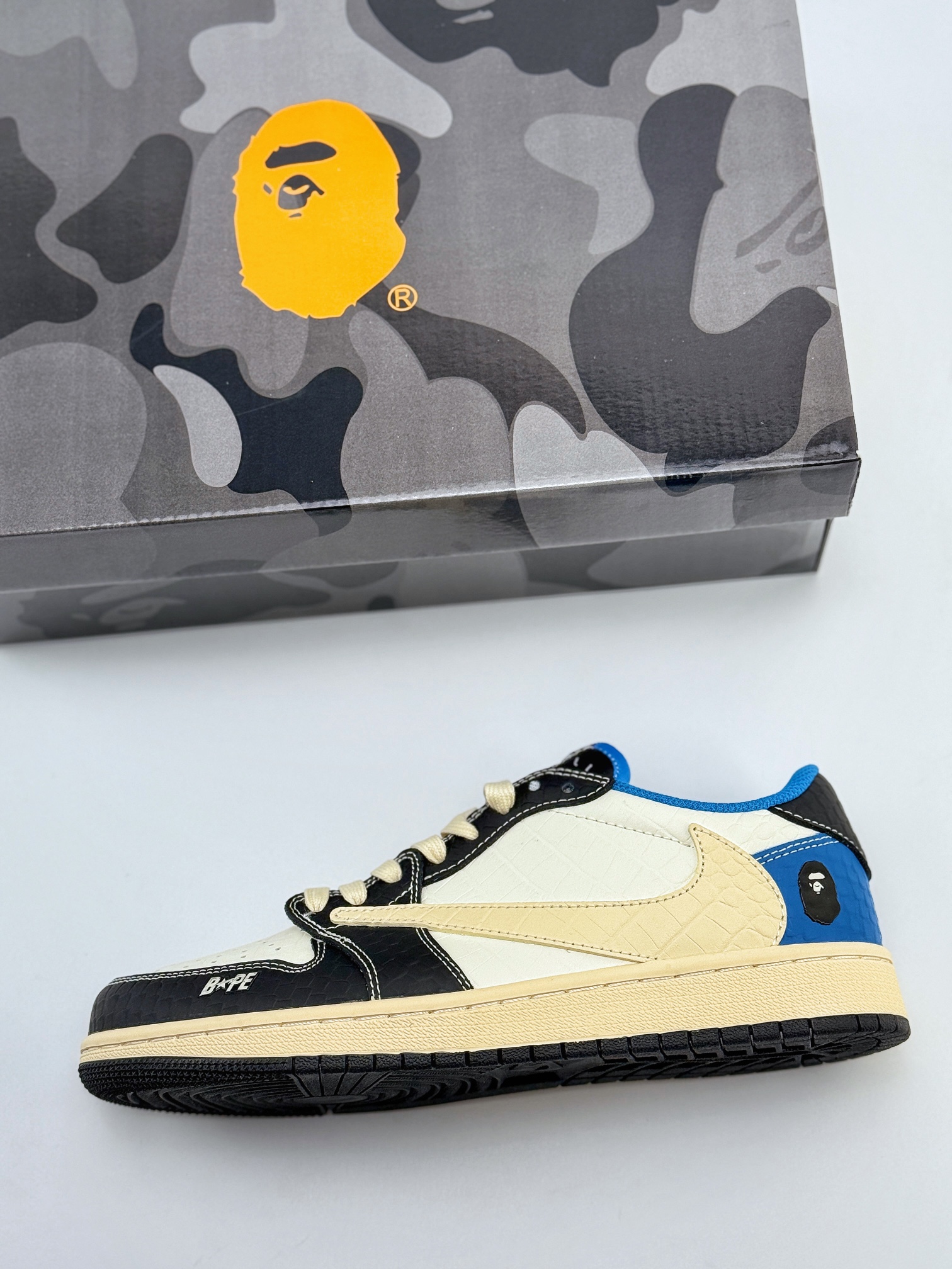 Travis Scott x Nike Air Jordan 1 Low x BAPE 米黑蓝 Air Jordan 1 Low 反转米黑蓝鳄纹倒钩  XZ2828-001