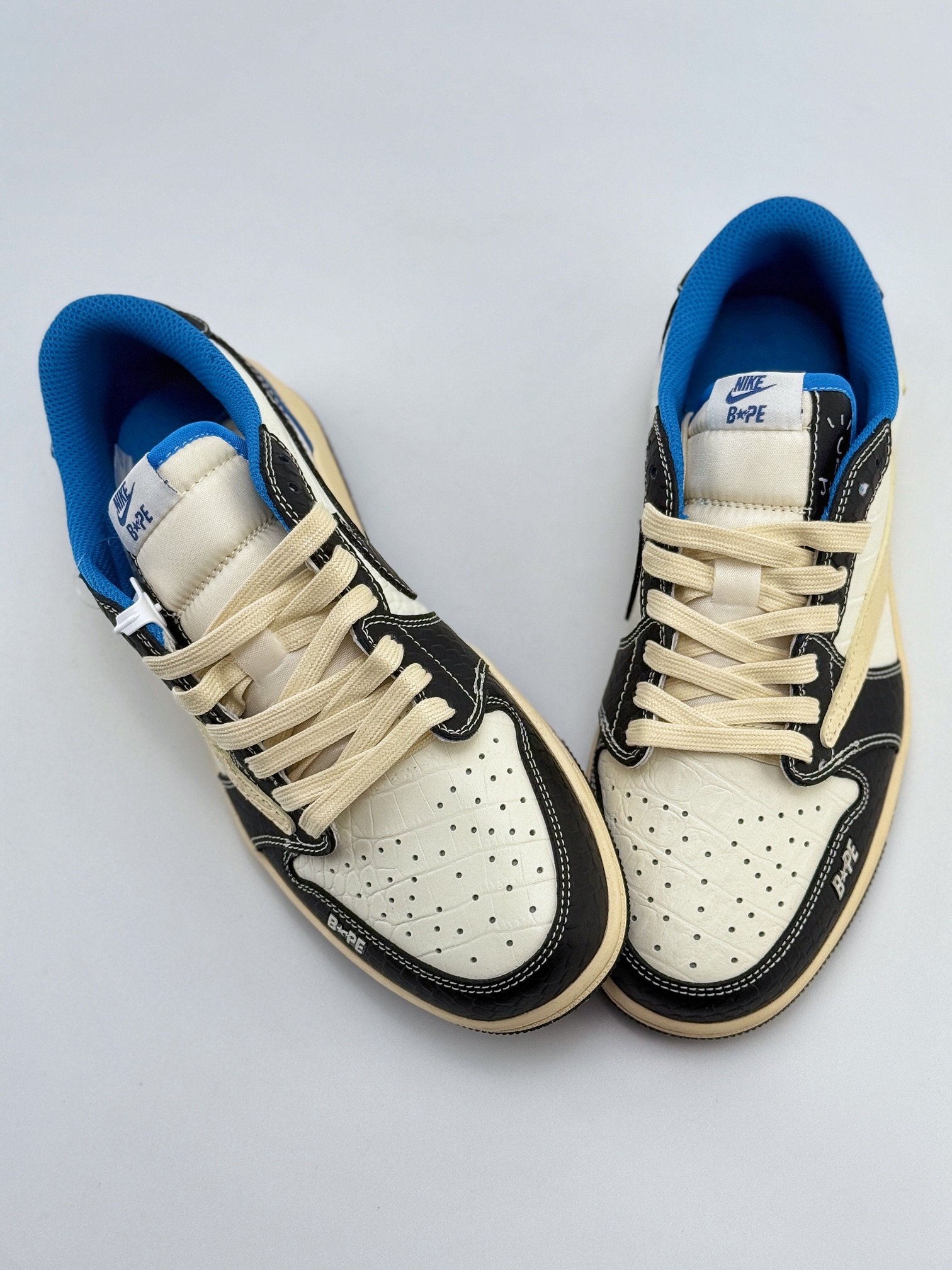 Travis Scott x Nike Air Jordan 1 Low x BAPE 米黑蓝 Air Jordan 1 Low 反转米黑蓝鳄纹倒钩  XZ2828-001