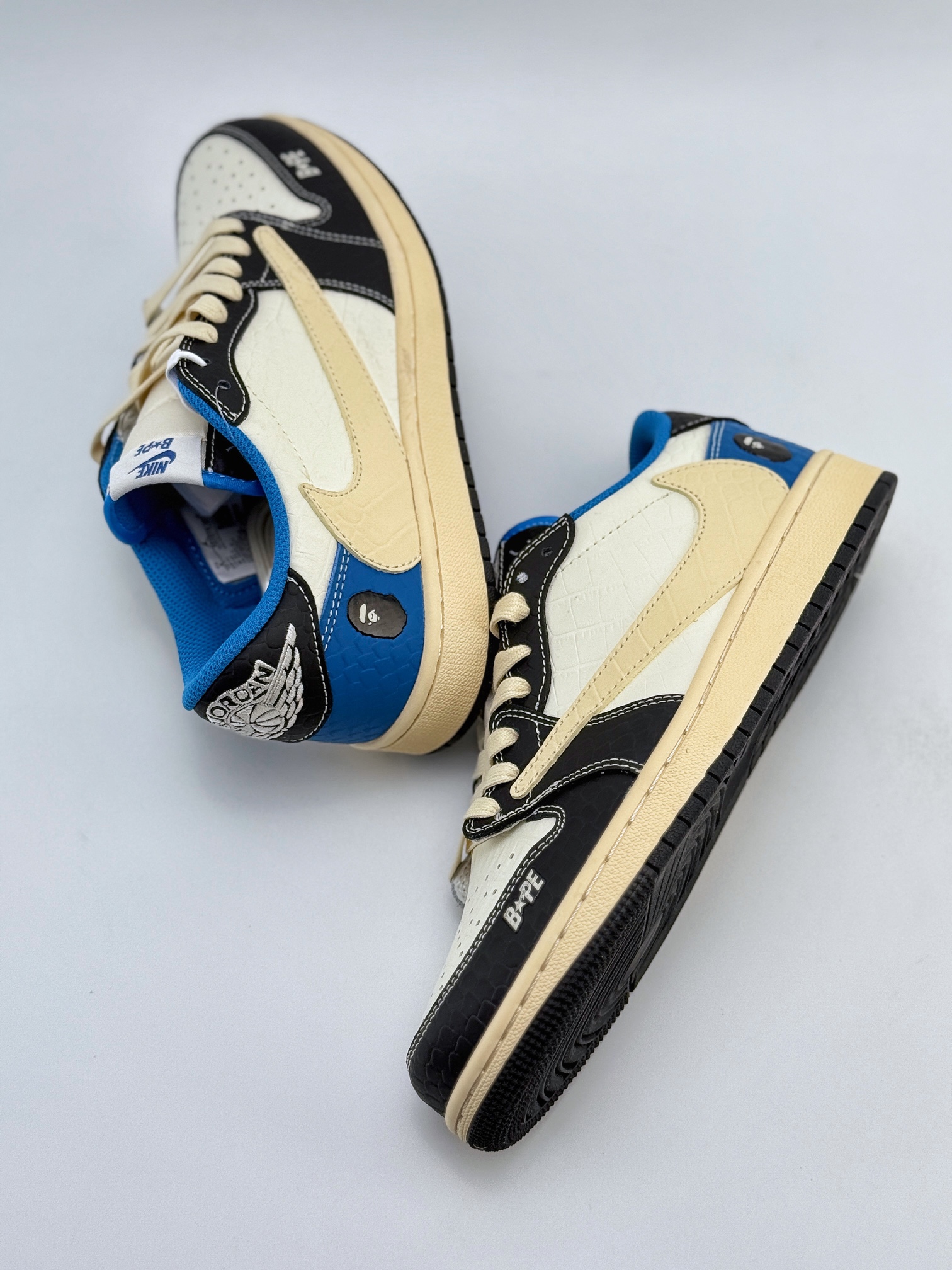 Travis Scott x Nike Air Jordan 1 Low x BAPE 米黑蓝 Air Jordan 1 Low 反转米黑蓝鳄纹倒钩  XZ2828-001