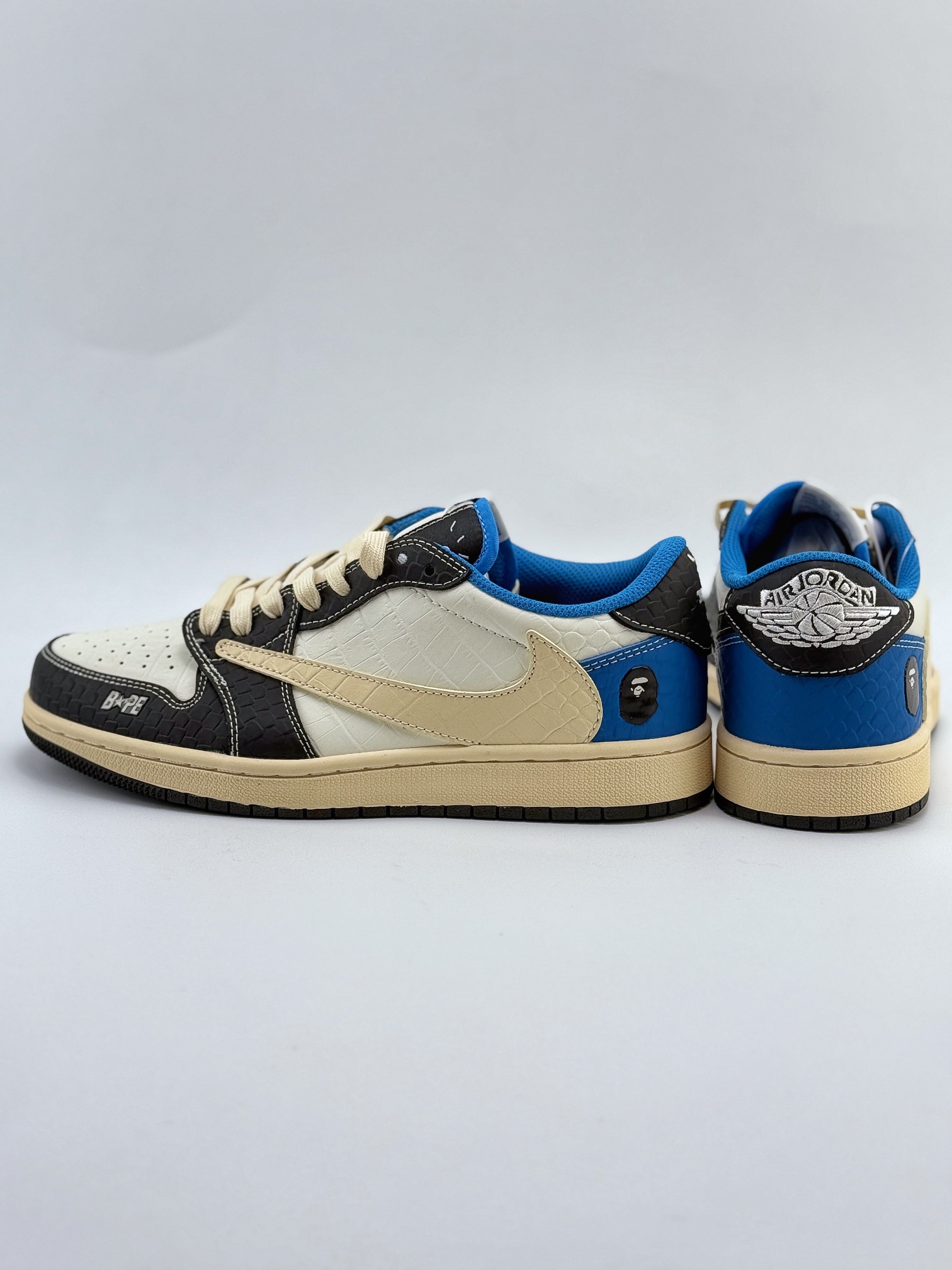 Travis Scott x Nike Air Jordan 1 Low x BAPE 米黑蓝 Air Jordan 1 Low 反转米黑蓝鳄纹倒钩  XZ2828-001