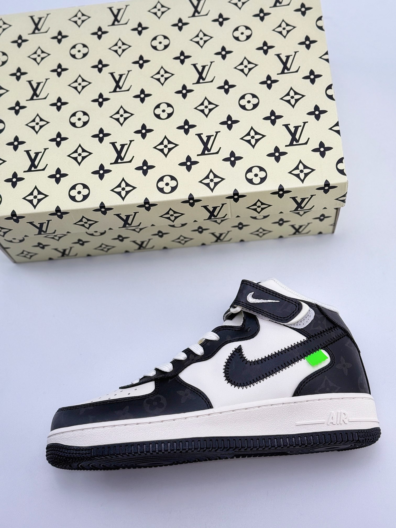 Nike Air Force 1 Mid 07 x Louis Vuitton 黑白暗纹  LL0222-005