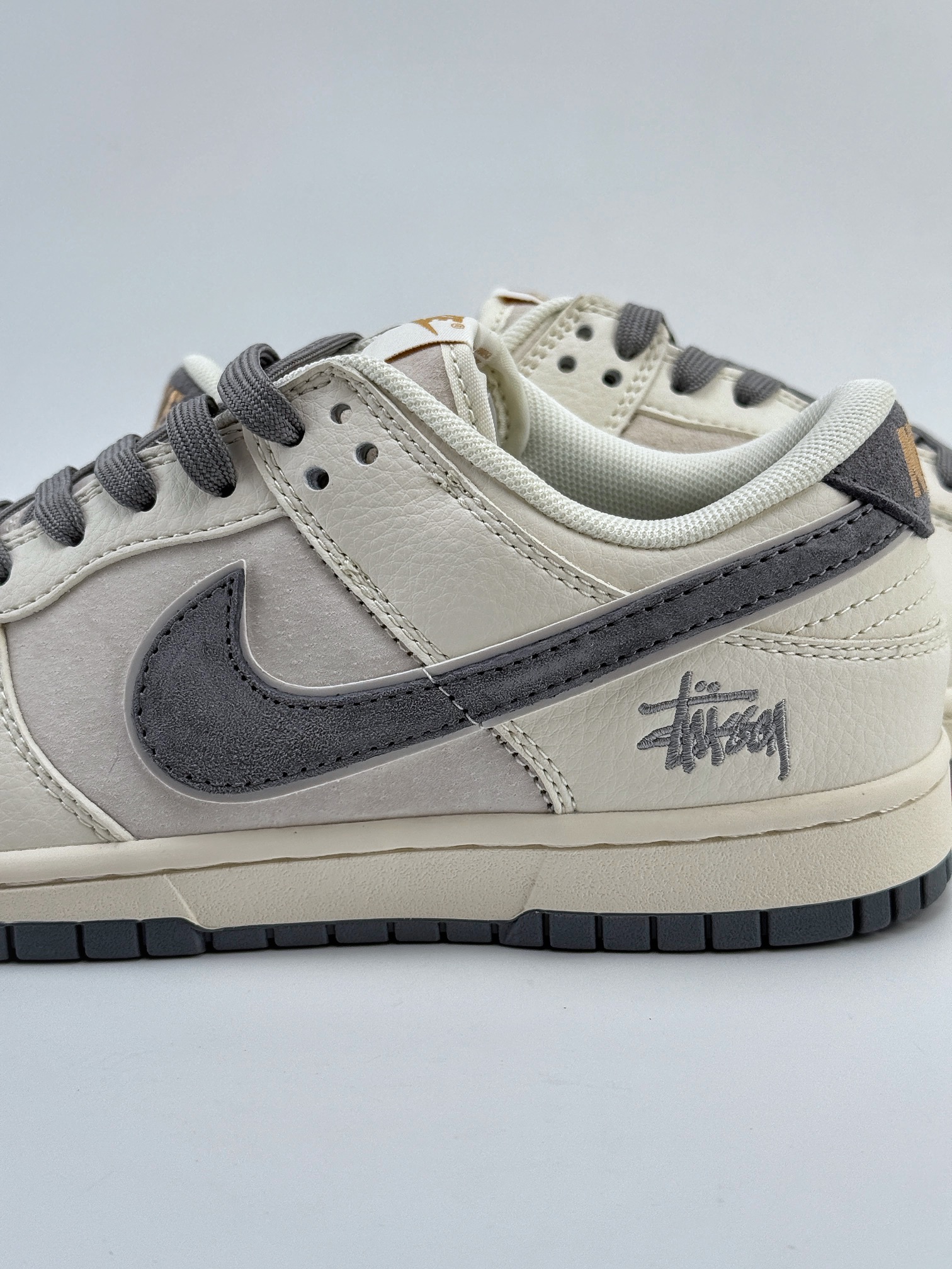 Nike SB Dunk Low x Stussy 米灰小钩  XX2025-888