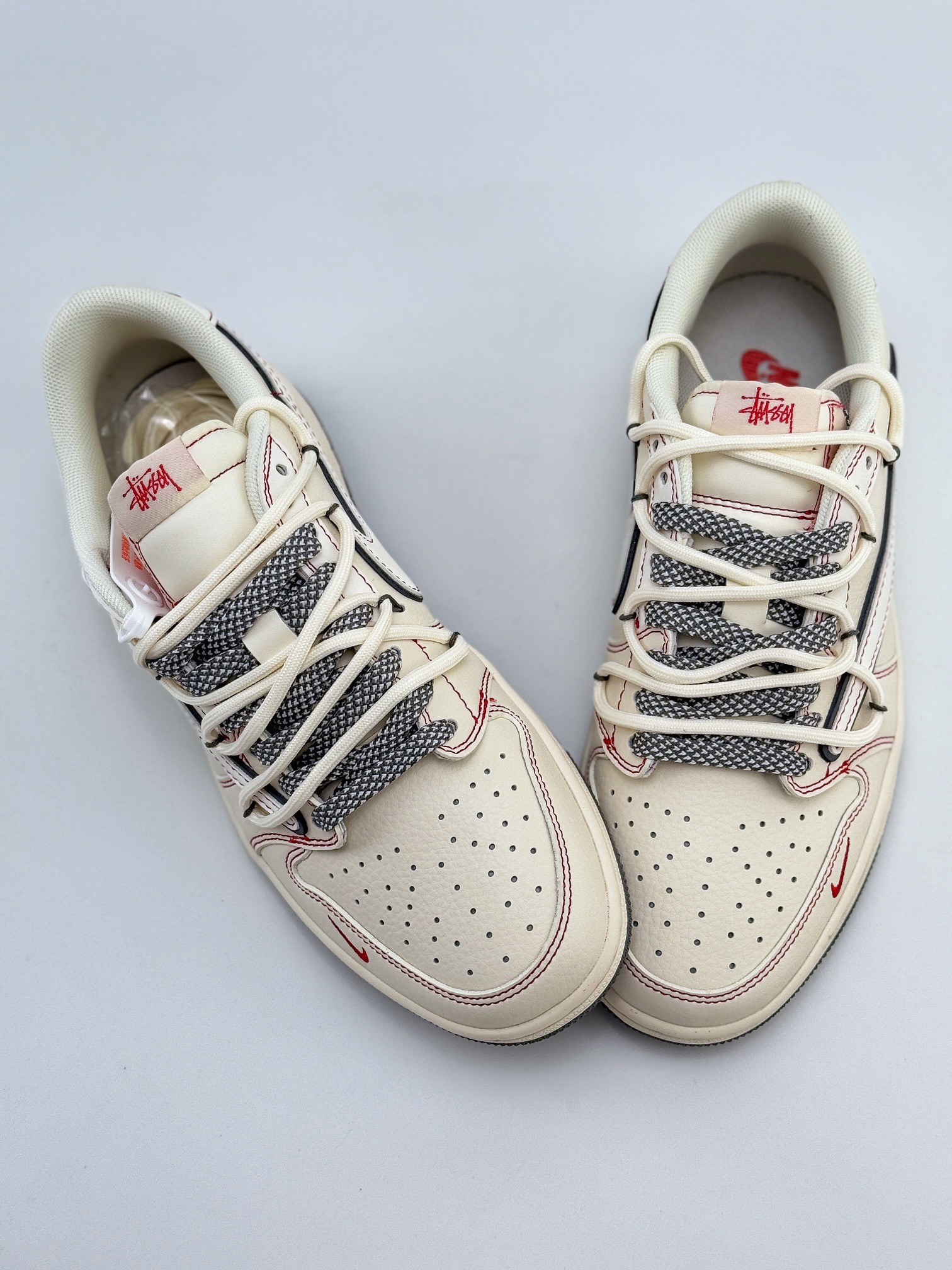 Travis Scott x Nike Air Jordan 1 Low x Stussy 米红缝线 Air Jordan 1 Low 反转米红缝线满天星绑带倒钩 SJ0086-136